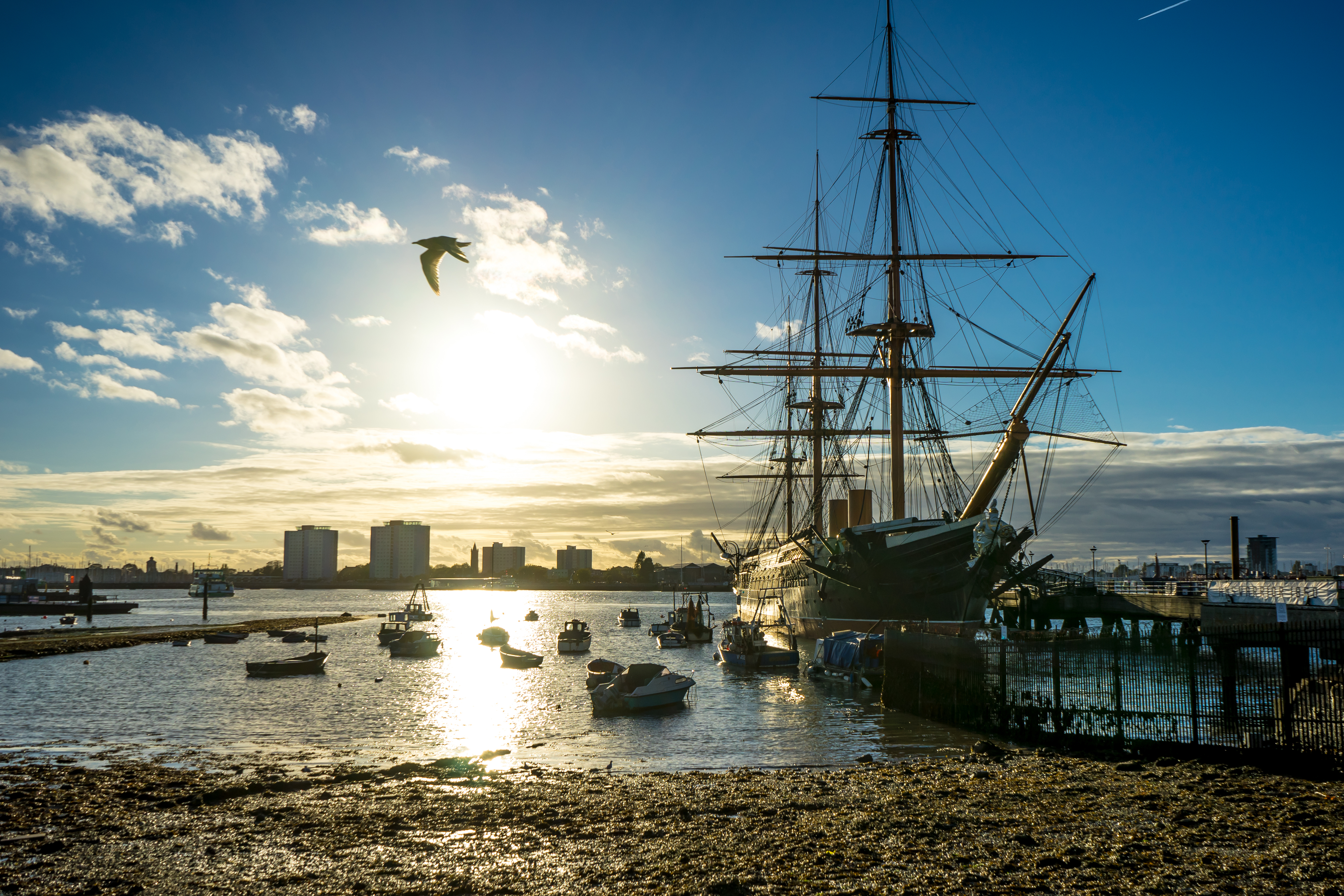 Storslået sejlskib i Portsmouth havn under engelske himmel
