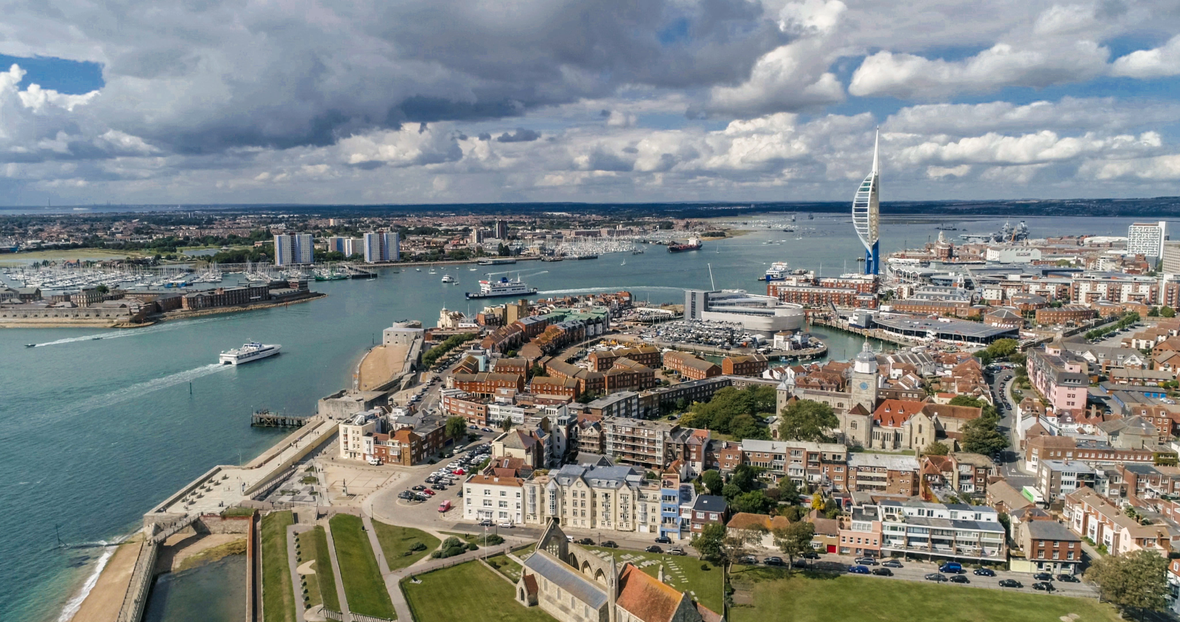 Luftbillede af Portsmouth waterfront og marina med historiske bygninger i Hampshire