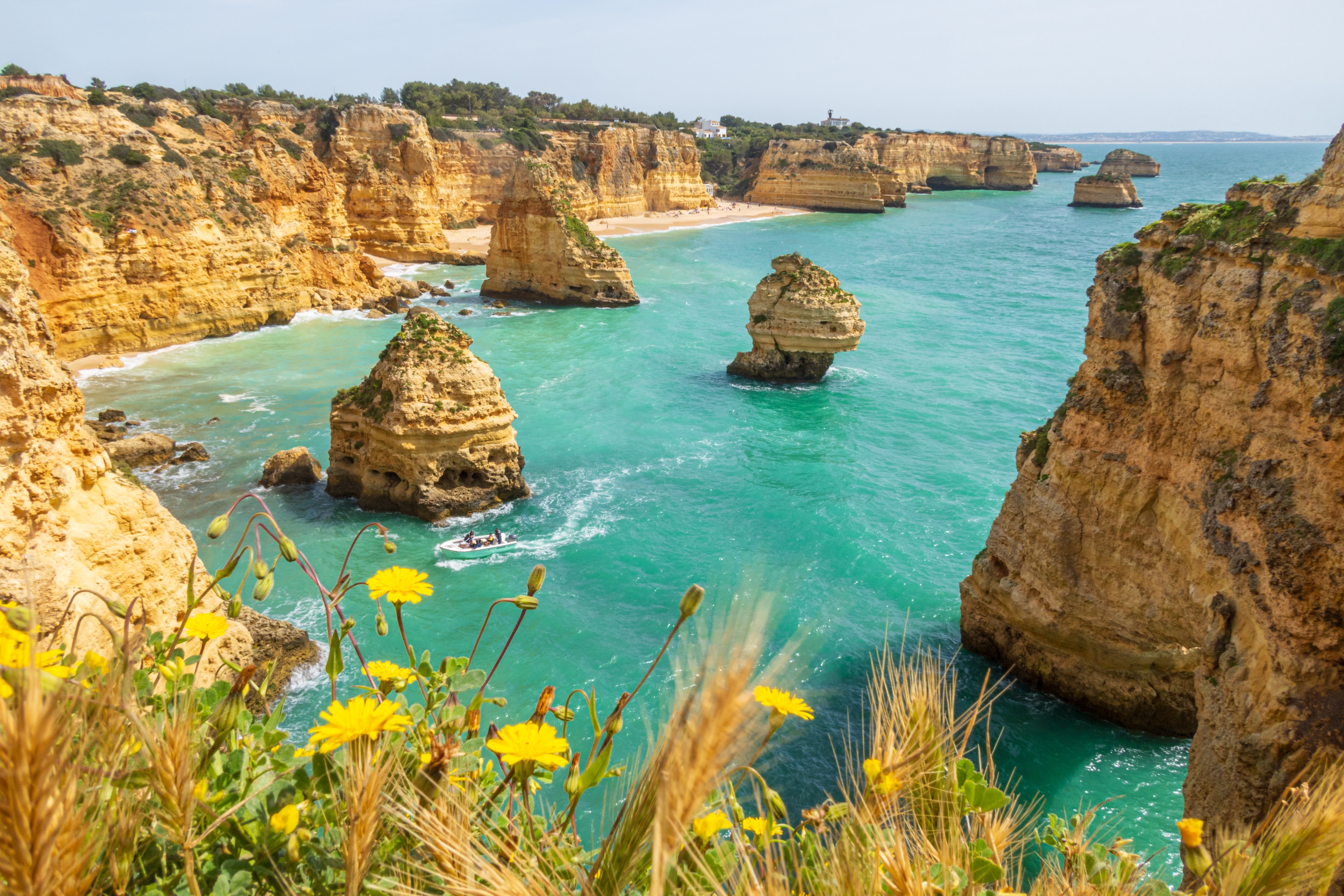 Fantastisk naturskøn kystlinje med gyldne klipper og turkist hav ved Praia da Marinha nær Benagil i Algarve, Portugal