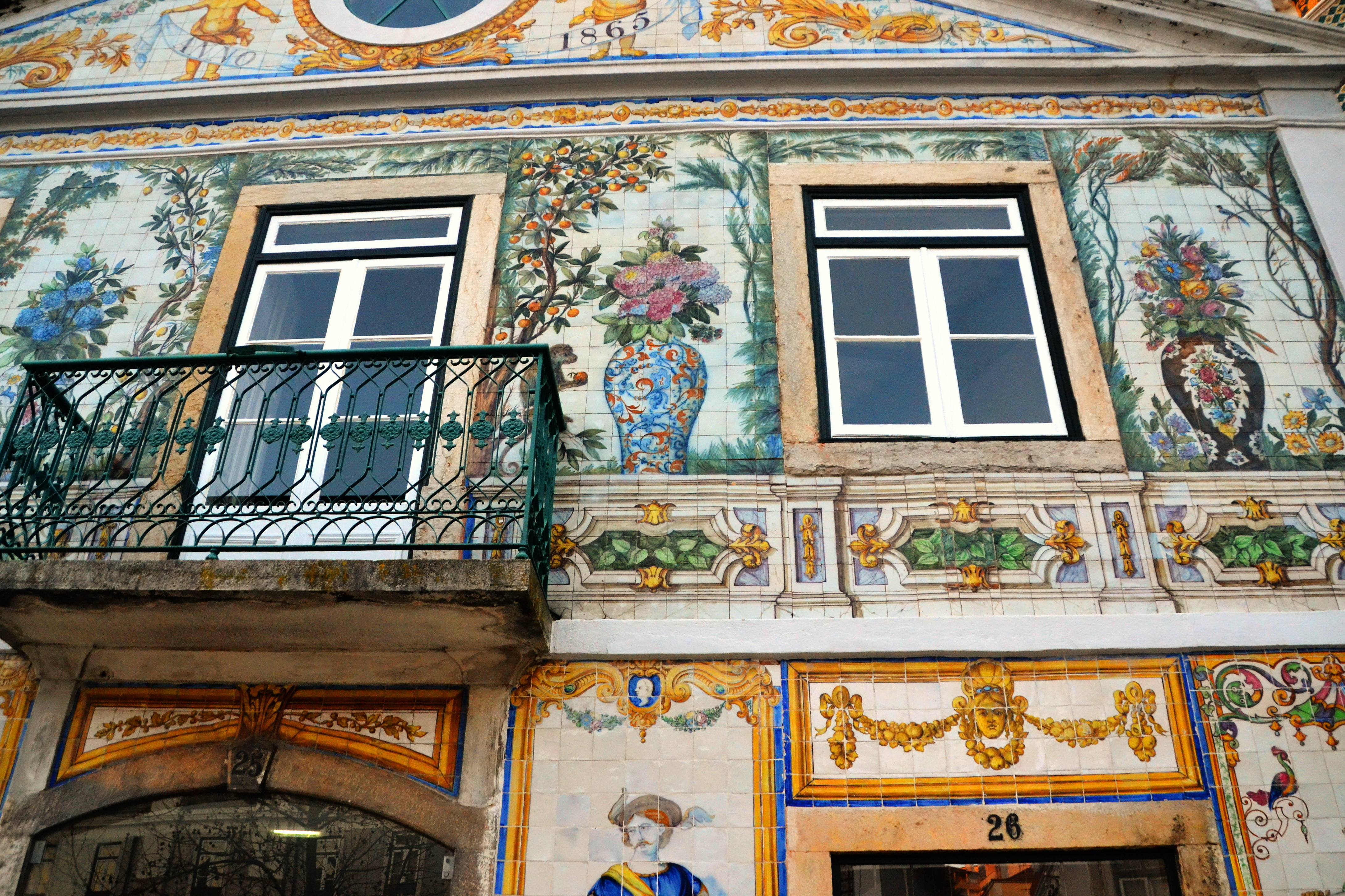 Autentisk portugisisk arkitektur med kunstnerisk bemalede facader og kulturelle motiver på rejse til Sydeuropa