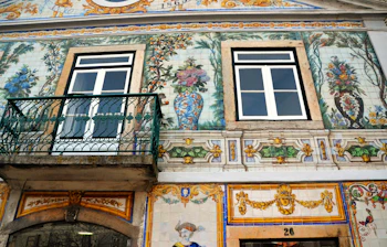 Autentisk portugisisk arkitektur med kunstnerisk bemalede facader og kulturelle motiver på rejse til Sydeuropa