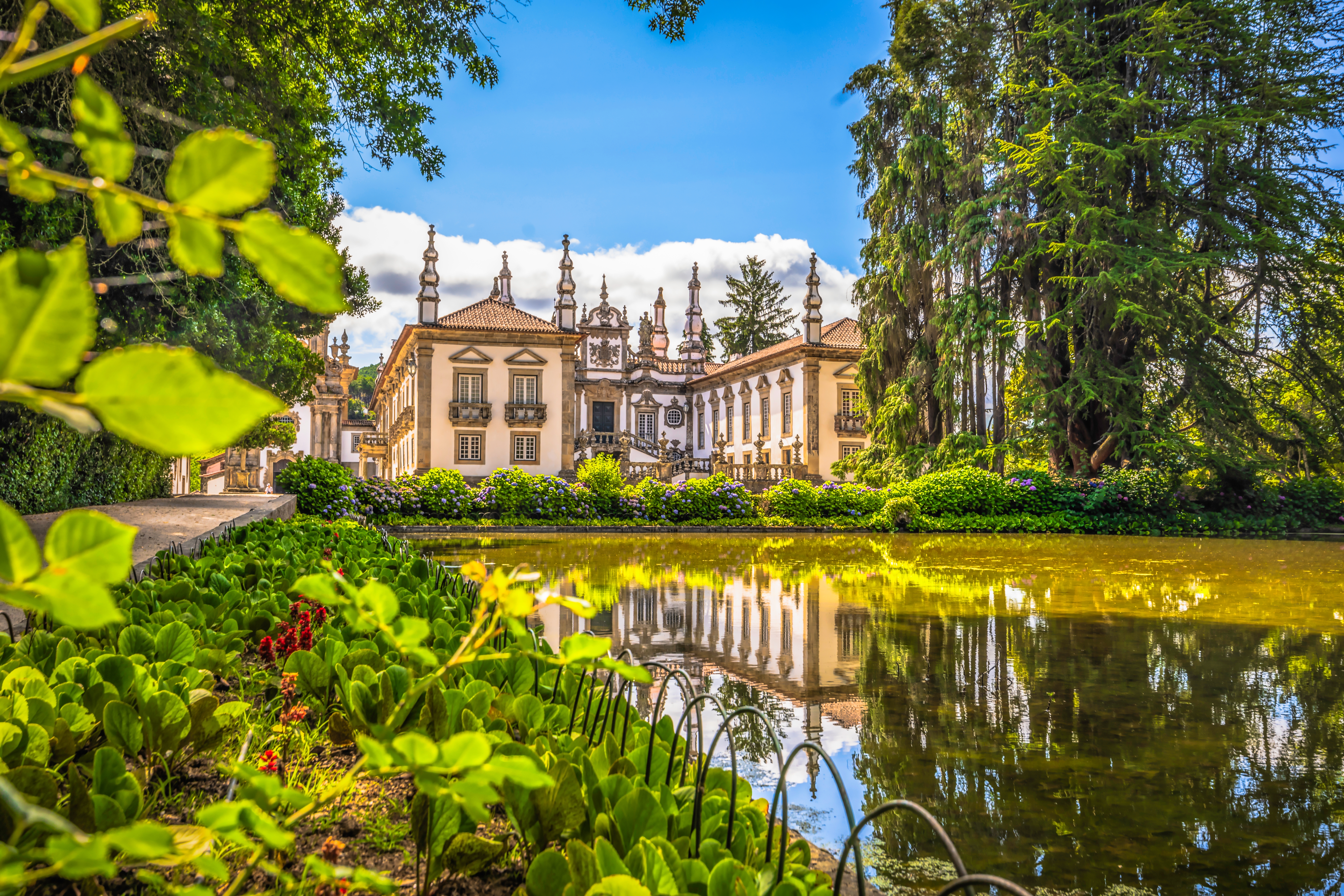 Pragtfuldt historisk palads Casa de Mateus nær Vila Real i Portugal med fredelig spejldam og frodig have som kulturarv og turistattraktion