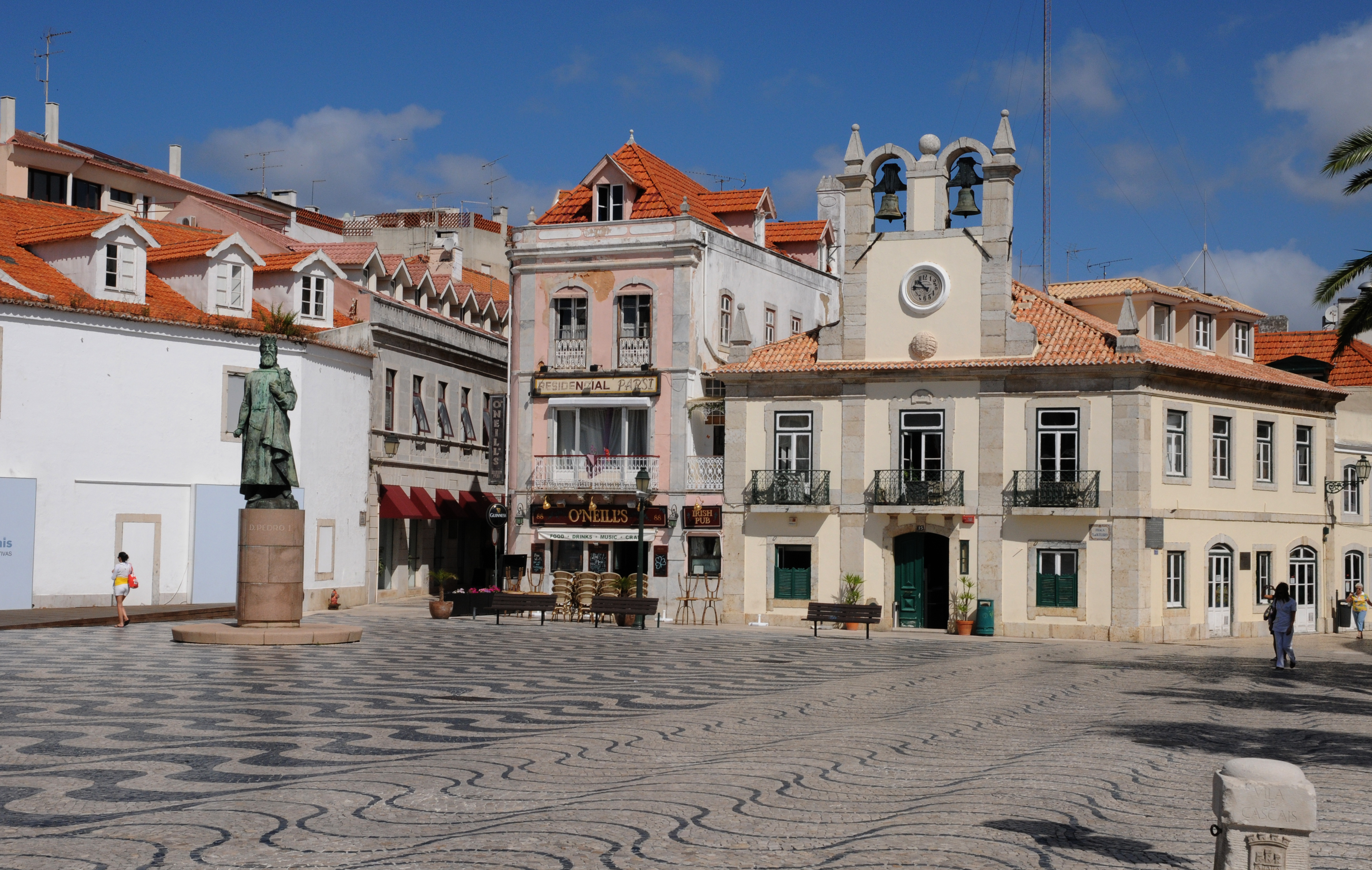Pittoresk torv i Cascais Portugal med kirke og traditionelle bygninger