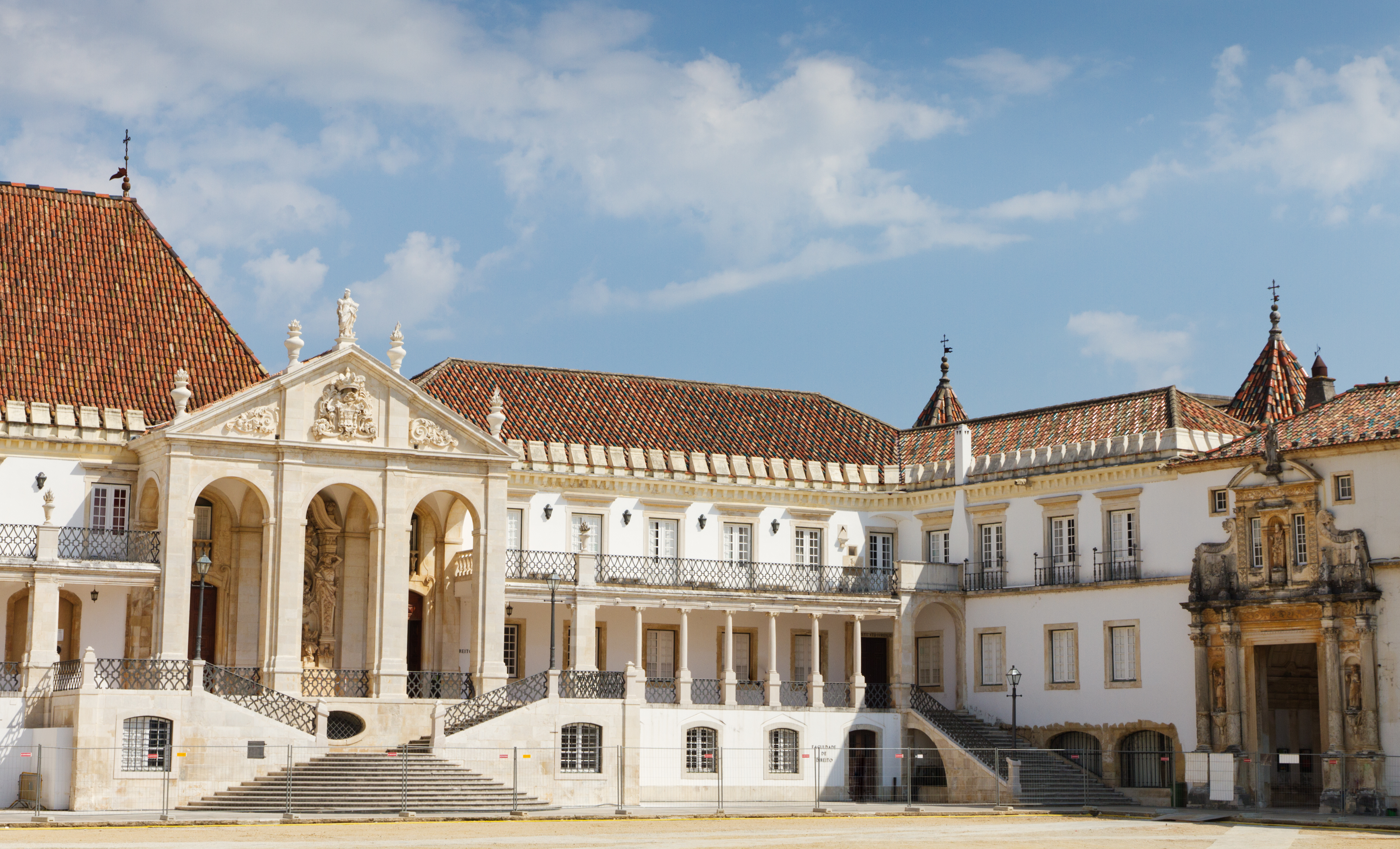 Majestætisk Coimbra Universitet gårdsplads med barok facade i Portugal