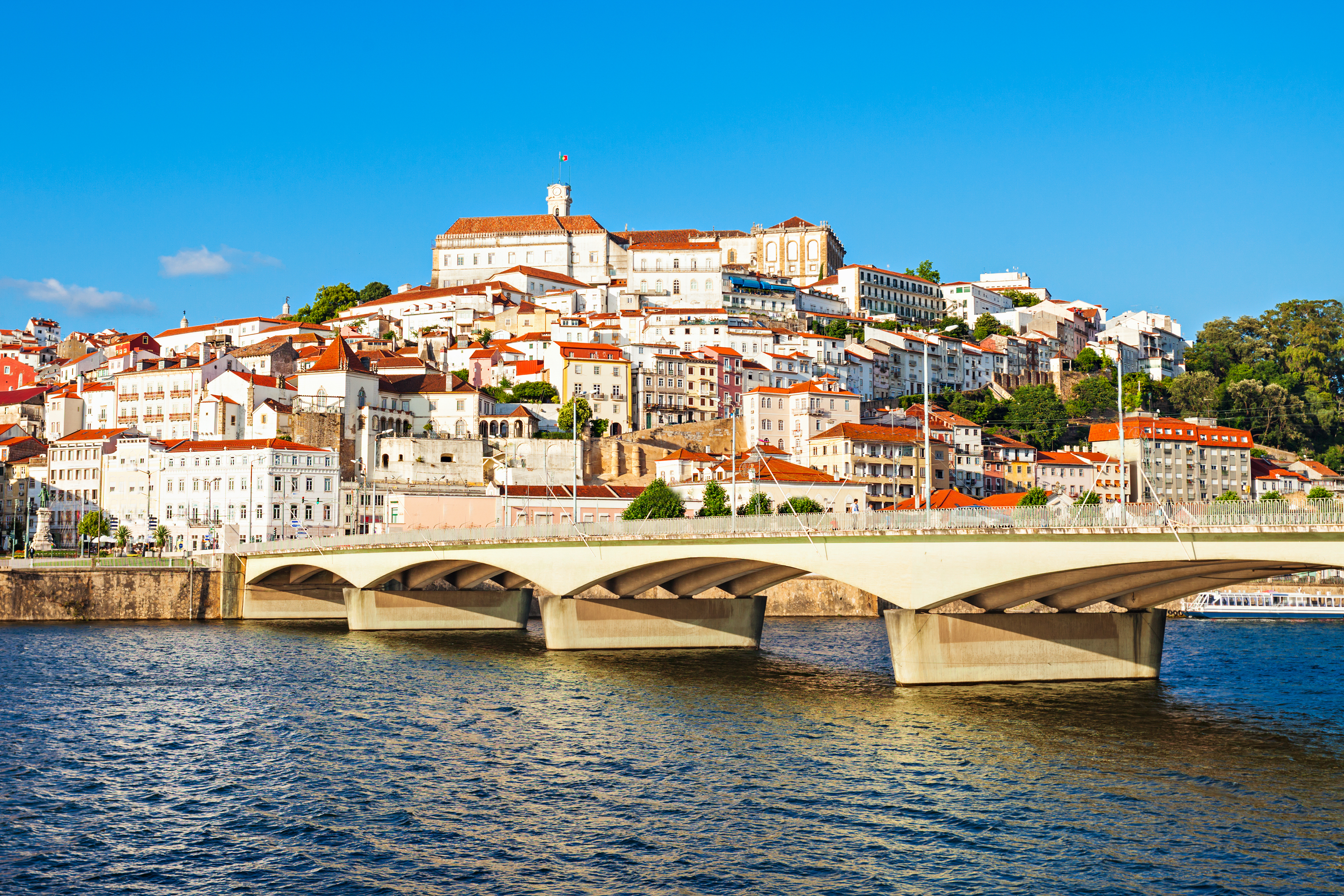 Panoramaudsigt over Coimbras historiske centrum med traditionel portugisisk arkitektur