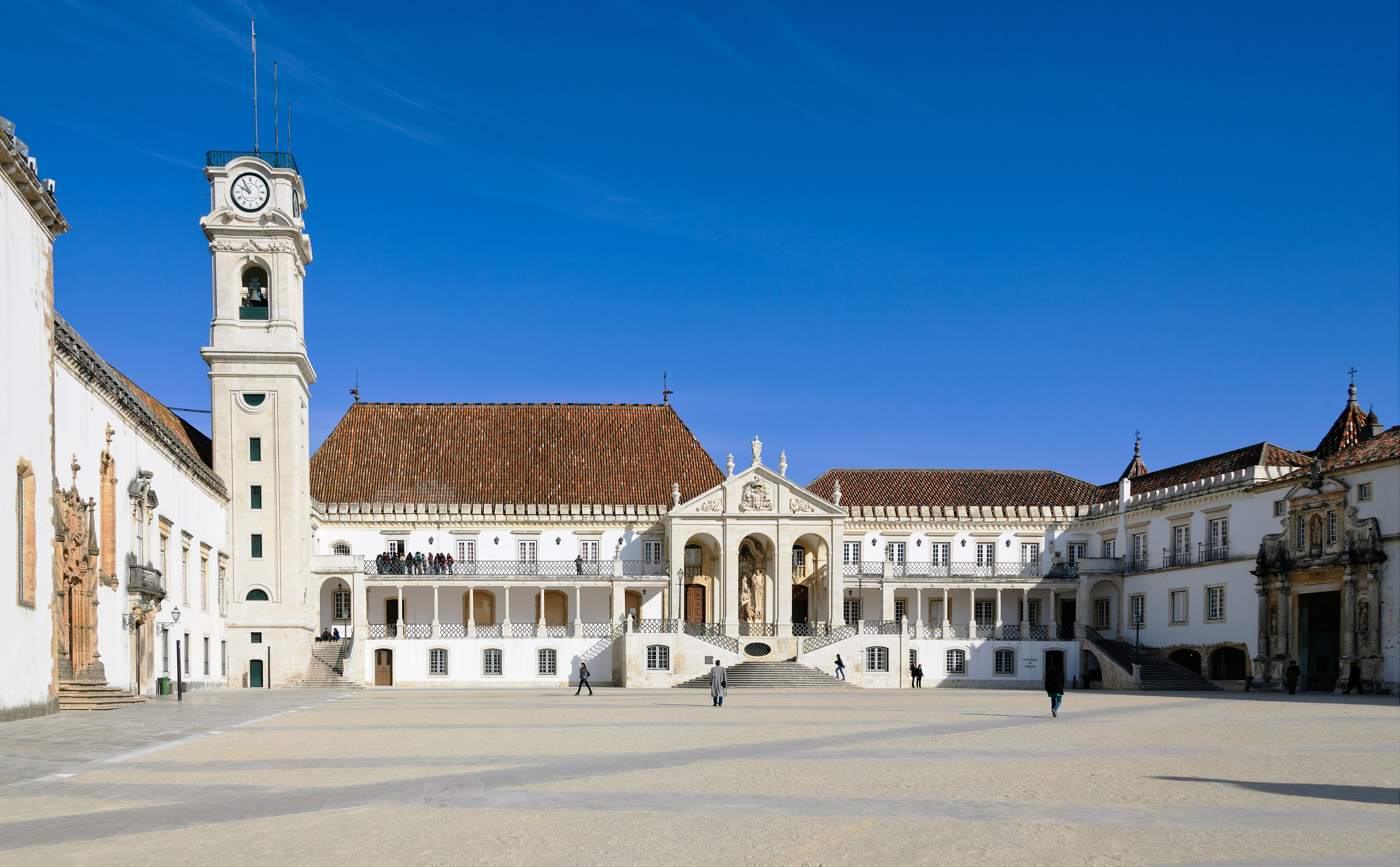Verdensarvssted Coimbra Universitet med karakteristisk klokketårn og barok facade