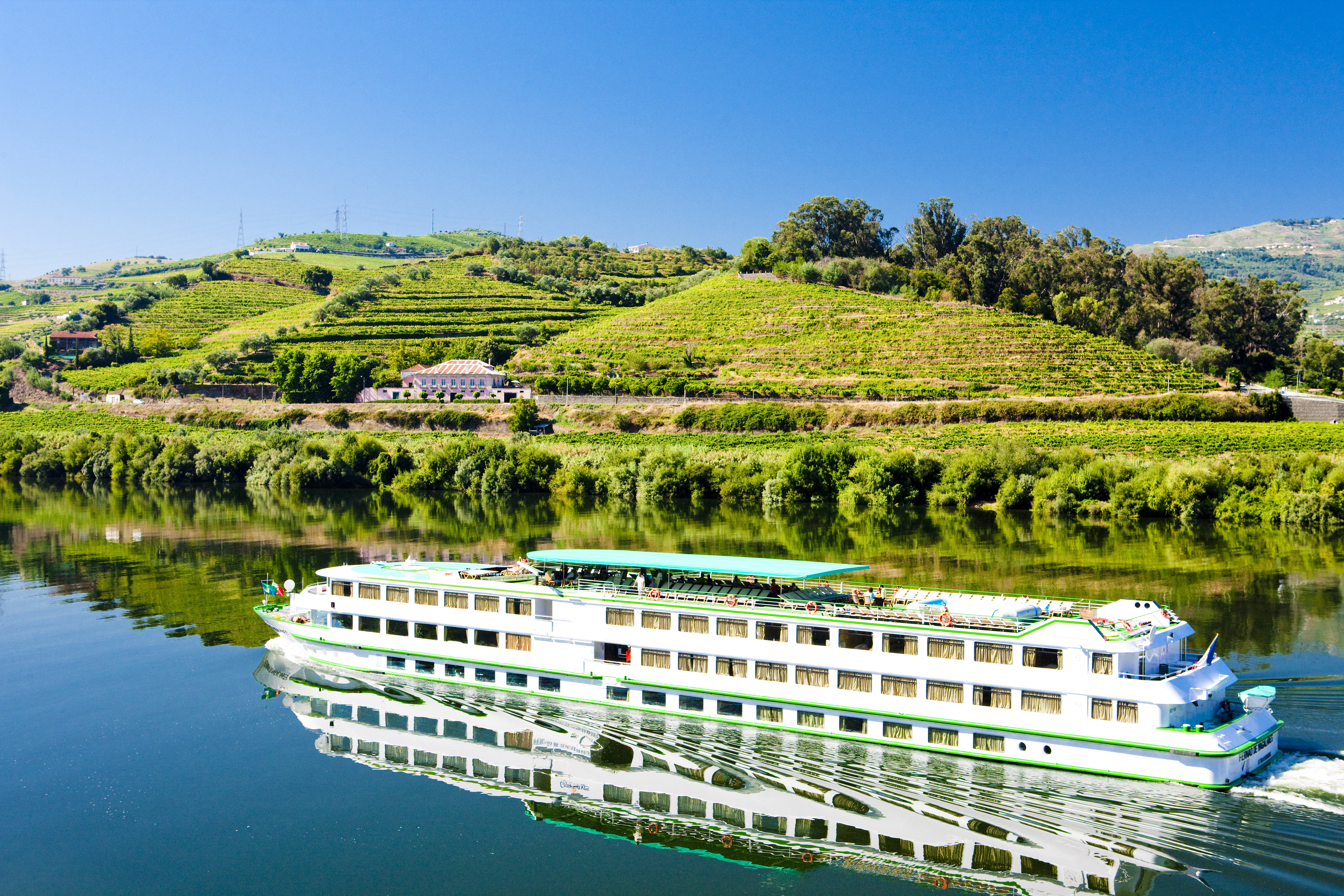 Flodkrydstogt på Douro-floden gennem UNESCO-beskyttede vingårdsterrasser i det nordlige Portugal