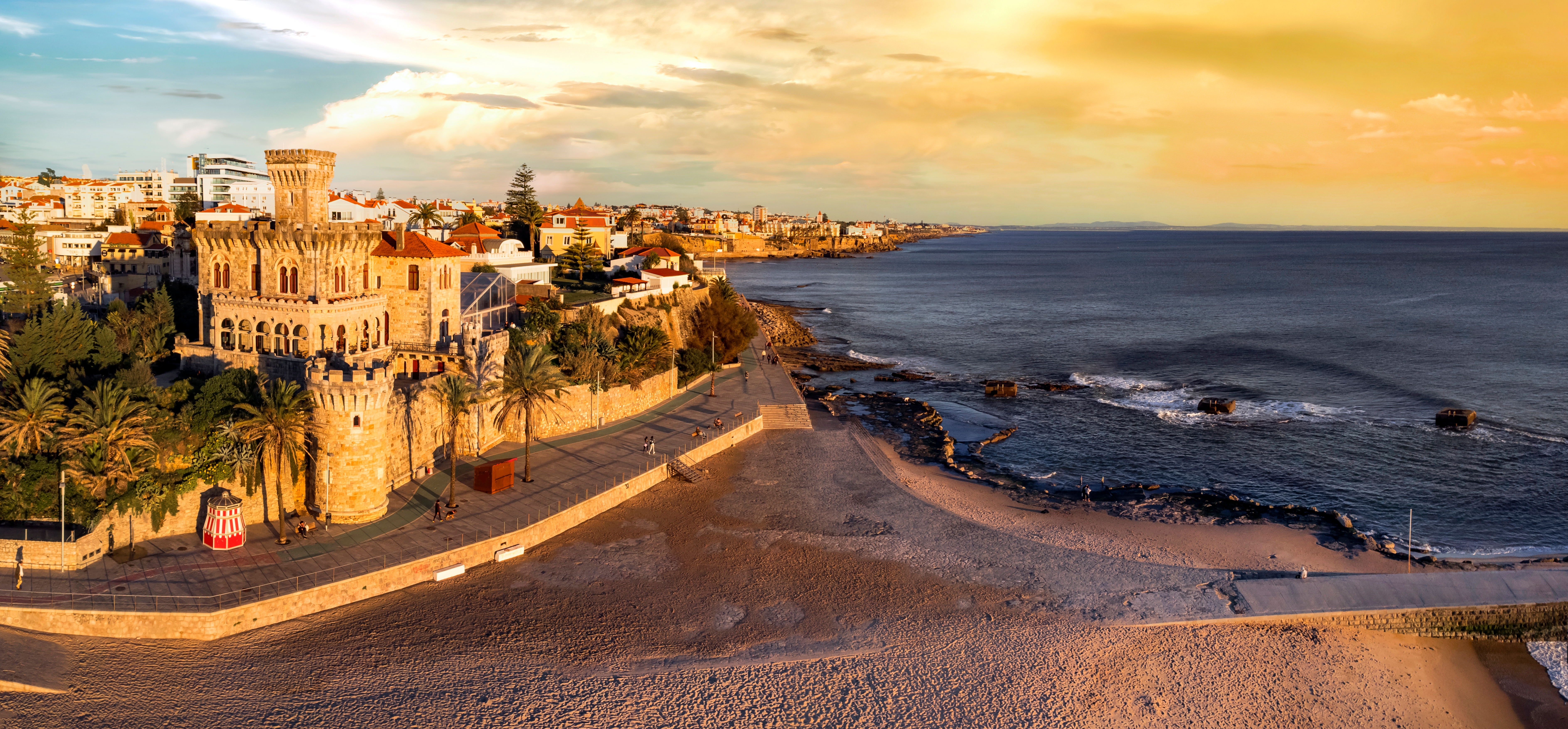 Luftfoto af det smukke Estoril med historisk slot og Tamariz sandstrand ved Atlanterhavet i Portugal