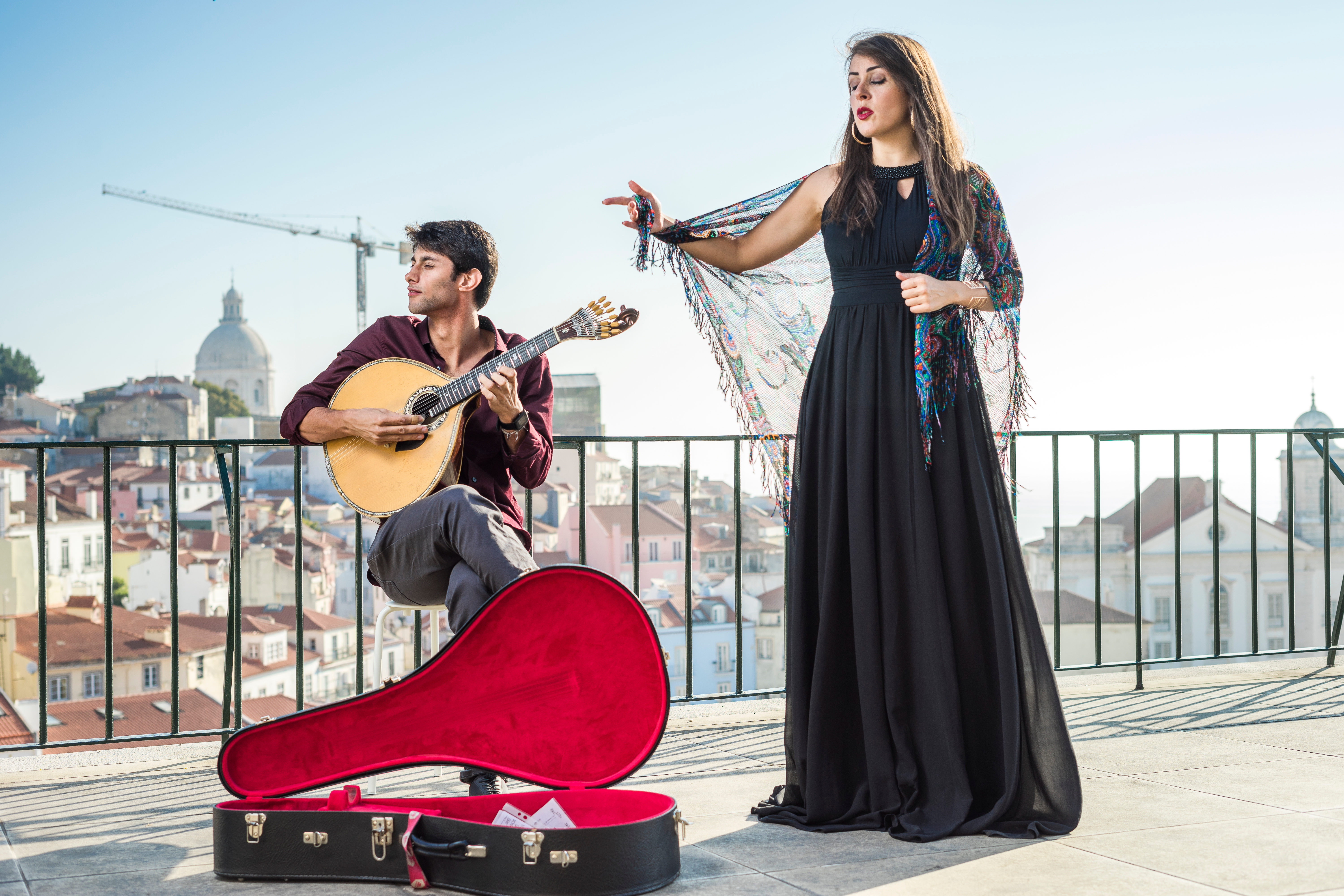 Traditionel portugisisk fado musik på terrasse med byudsigt i Lissabon, Portugal