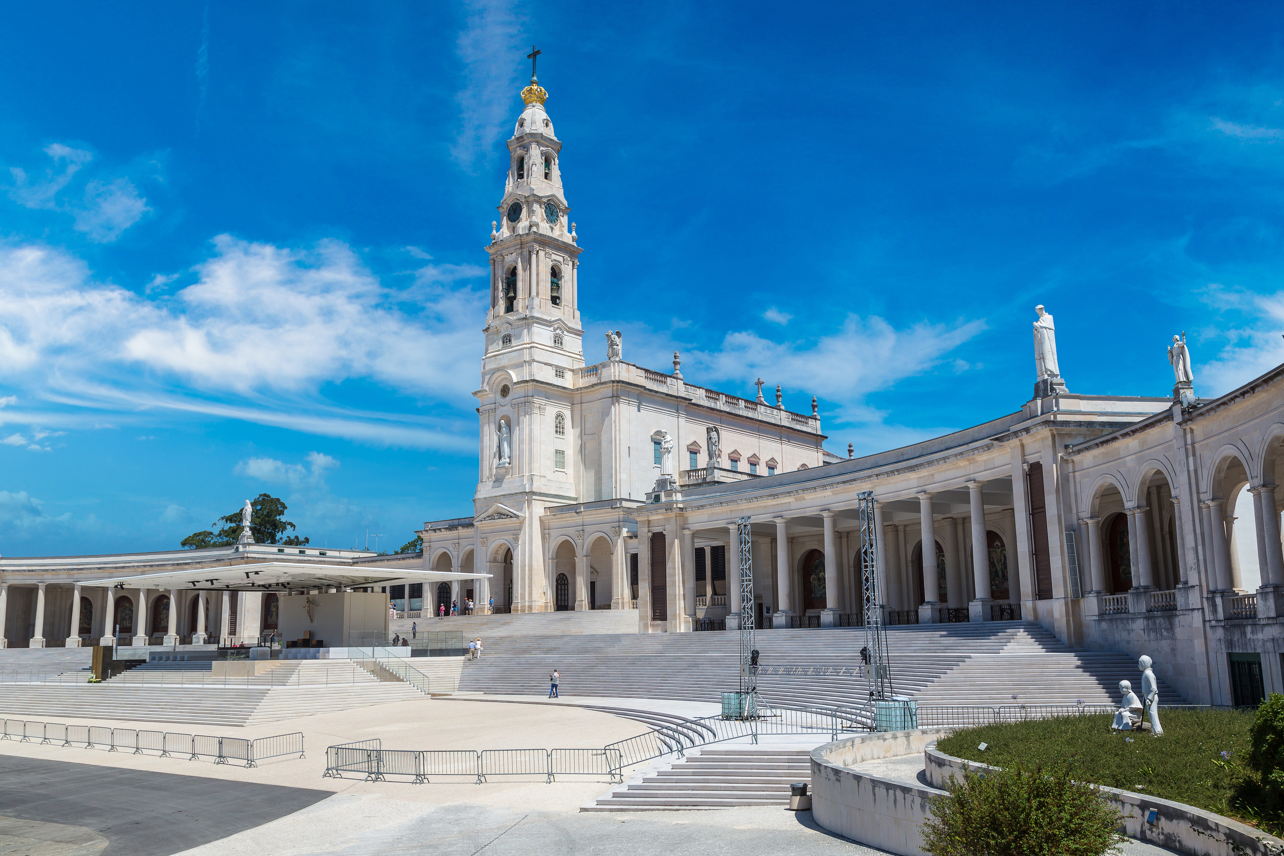 Fatima sanktuarium i Portugal med klassisk hvid basilika og klokkertårn