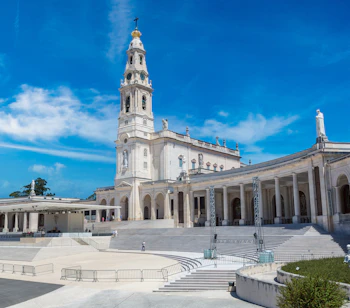 Fatima sanktuarium i Portugal med klassisk hvid basilika og klokkertårn