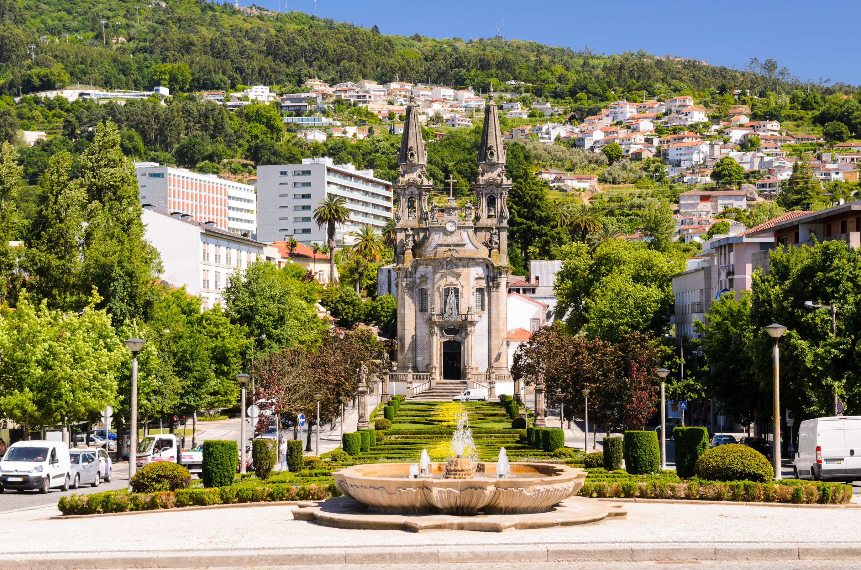 Oplev den smukke katolske kirke Igreja de Nossa Senhora da Oliveira i Guimarães - en af Portugals mest betagende historiske bygninger omgivet af velholdte haver