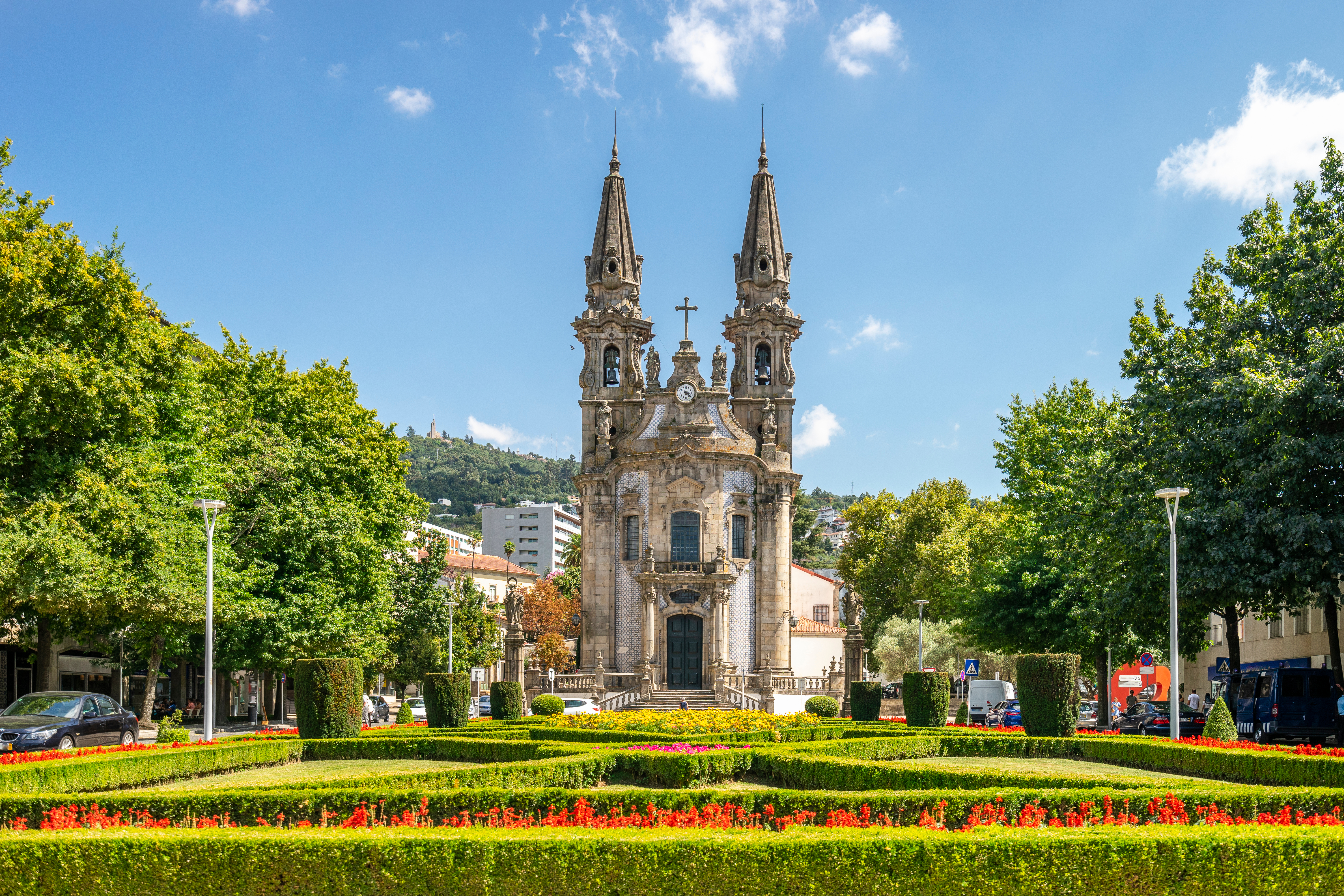 Majestætisk kirke med tvillingetaarne og farverige haver i Guimaraes Portugal