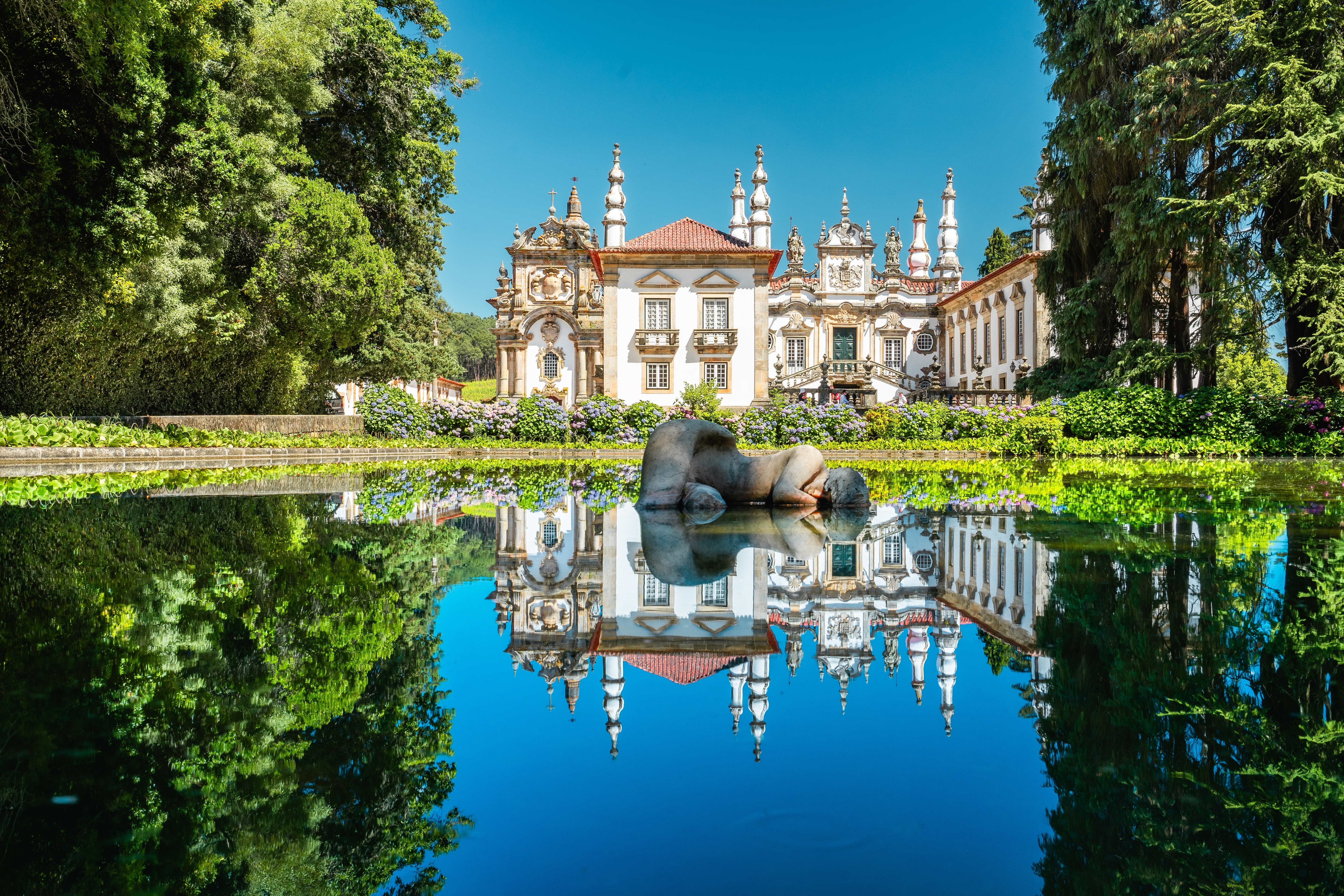 Historisk Mateus Palace i Vila Real Portugal omgivet af frodige grønne haver