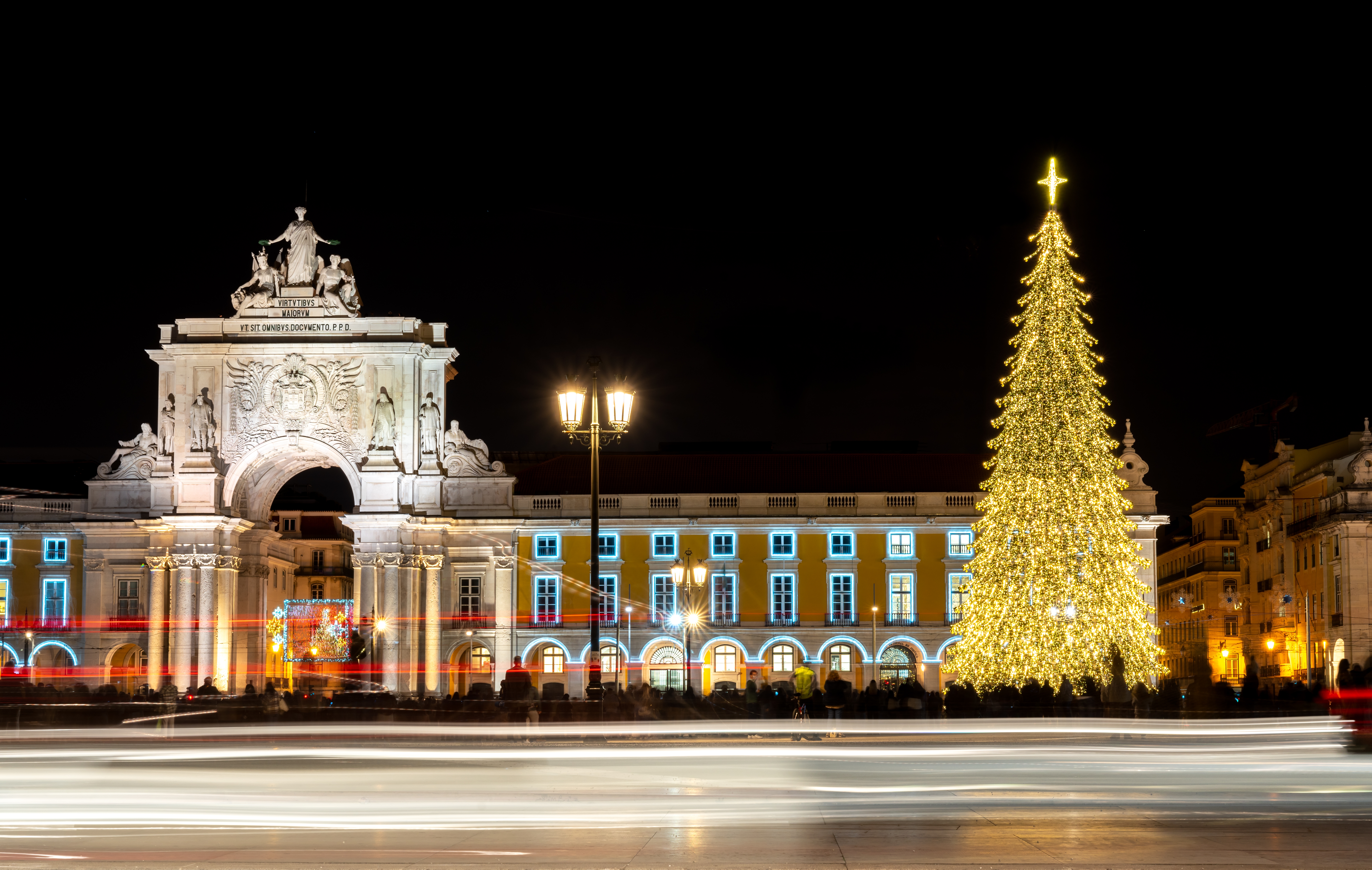 Magisk julescene med belyst træ på Commerce Square Lissabon