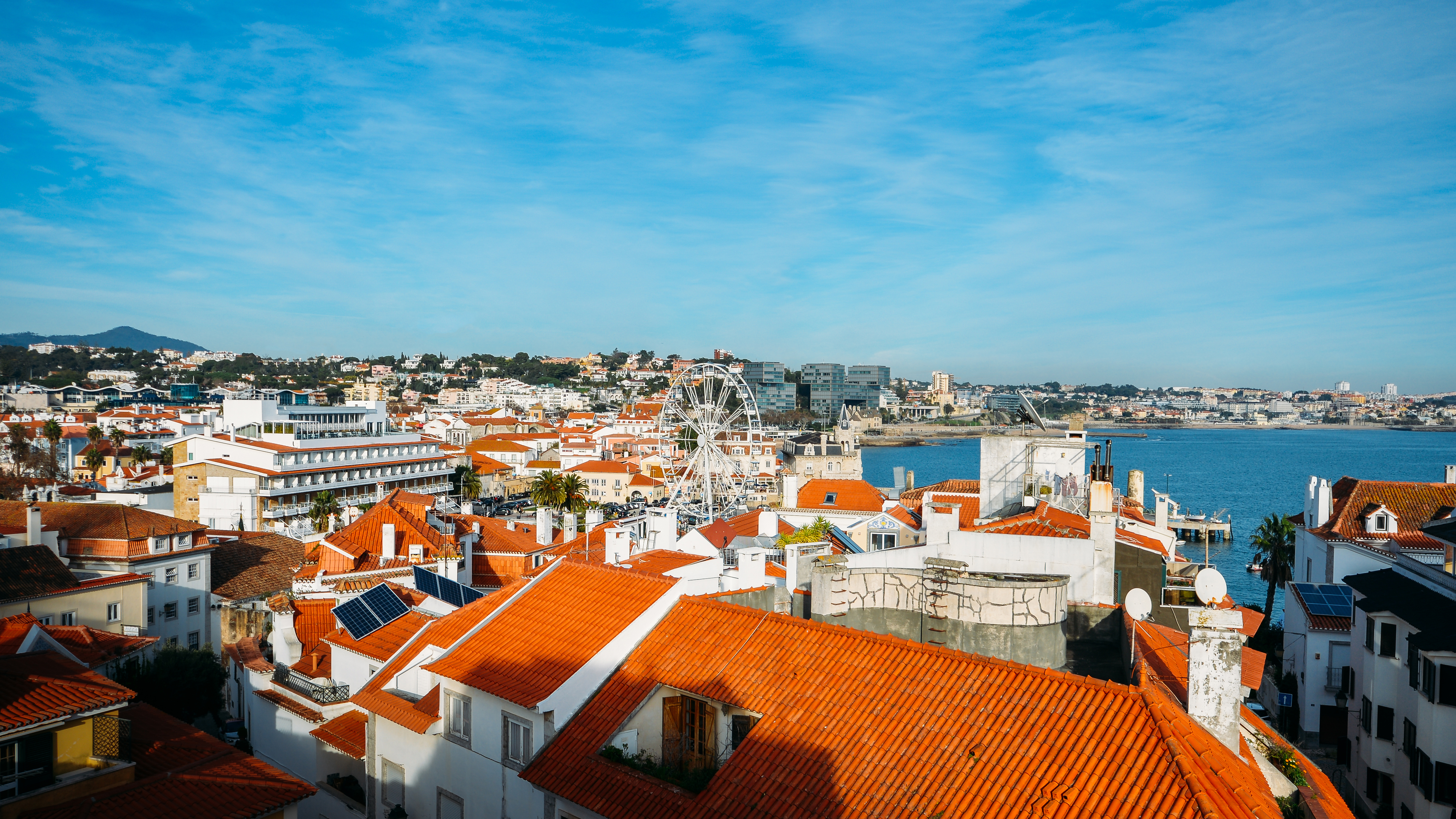 Spektakulær udsigt over Cascais Portugal med orange hustagene og blåt ocean