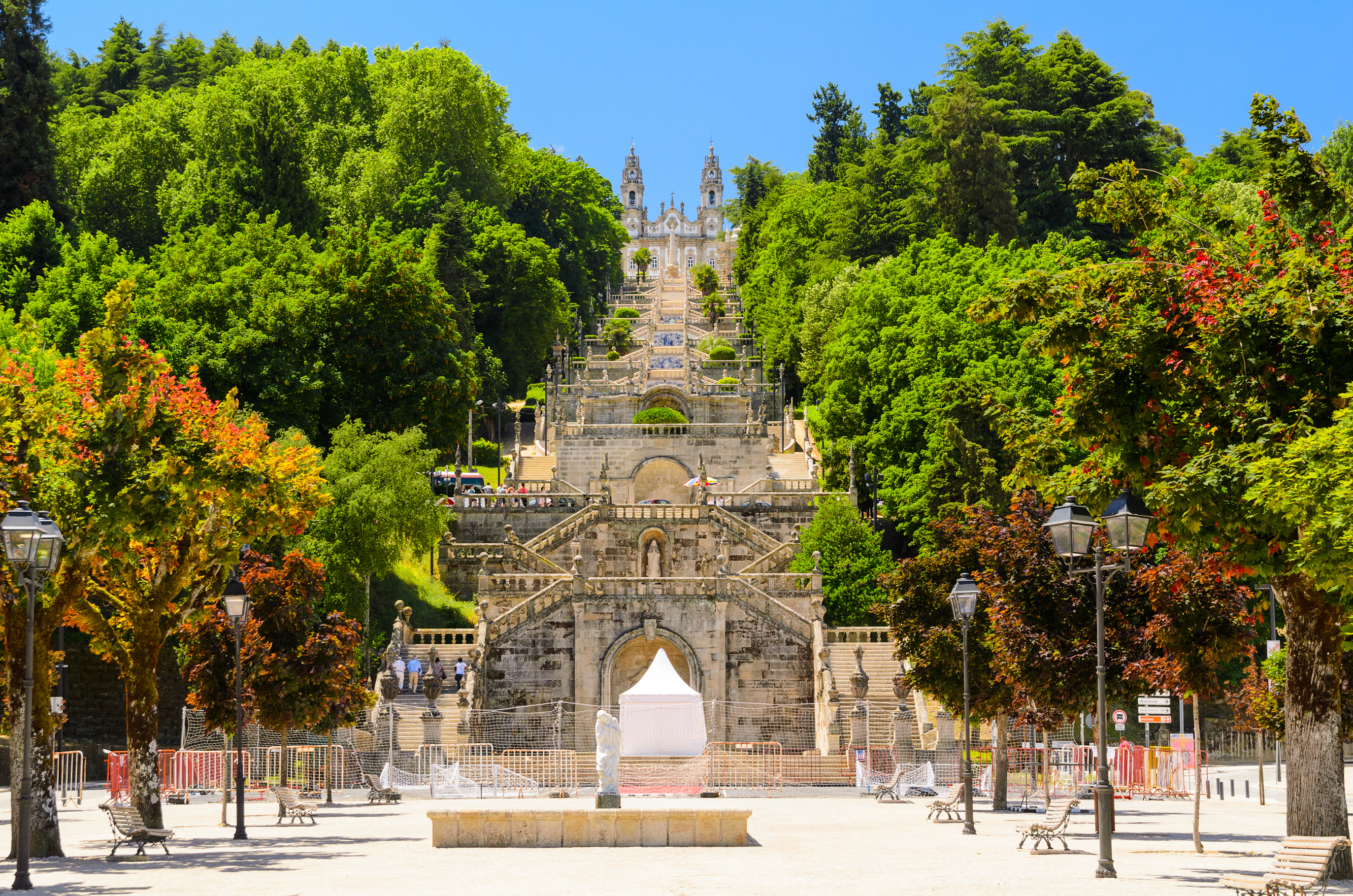 Remedios-helligdommen i Lamego med imponerende stentrappe og frodig vegetation