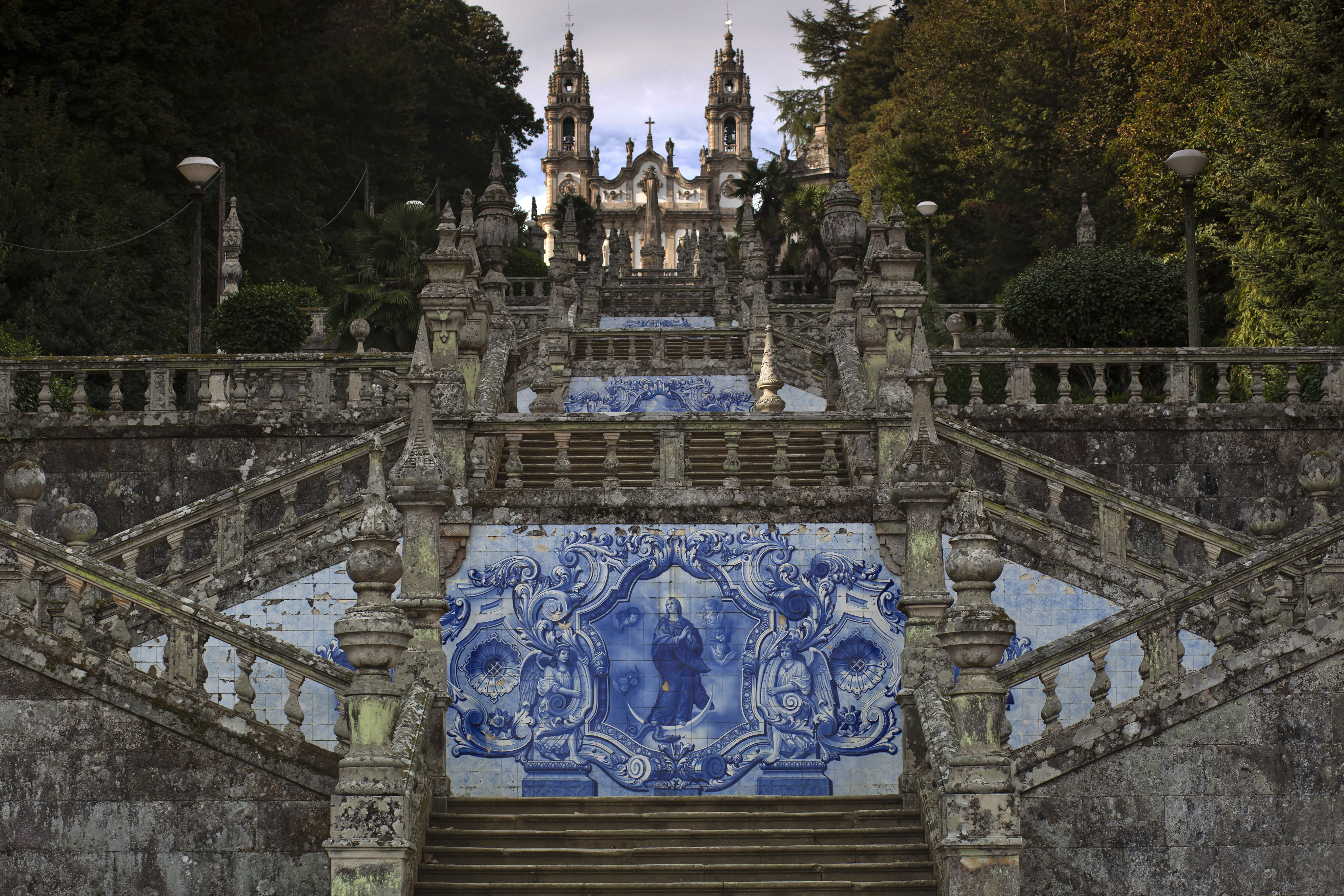 Lamego Sanktuarium i Portugal med imponerende trappe dekoreret med azulejo fliser