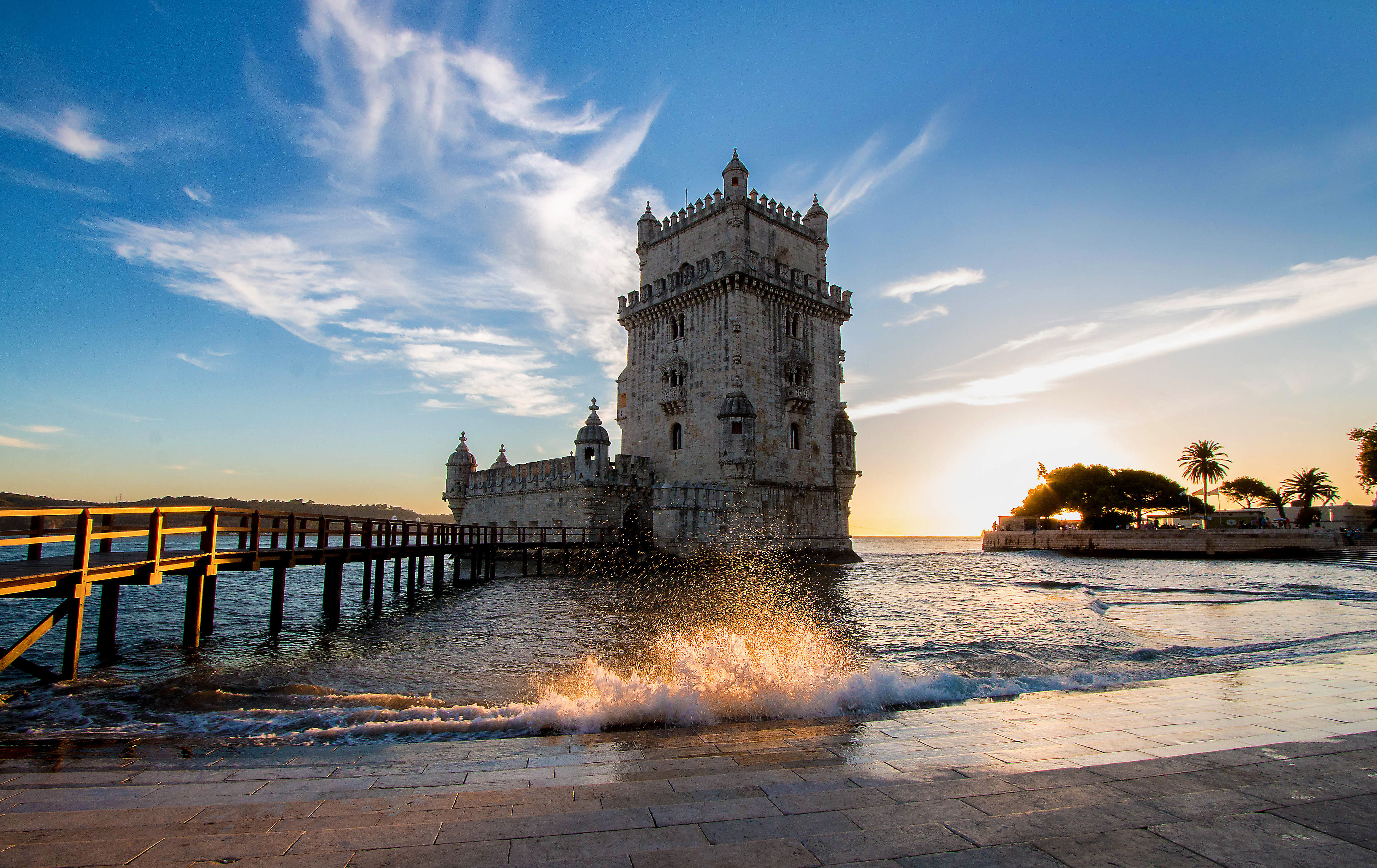 Belem Tårnet monument ved Tagus-floden i Lissabon Portugal med gylden himmel