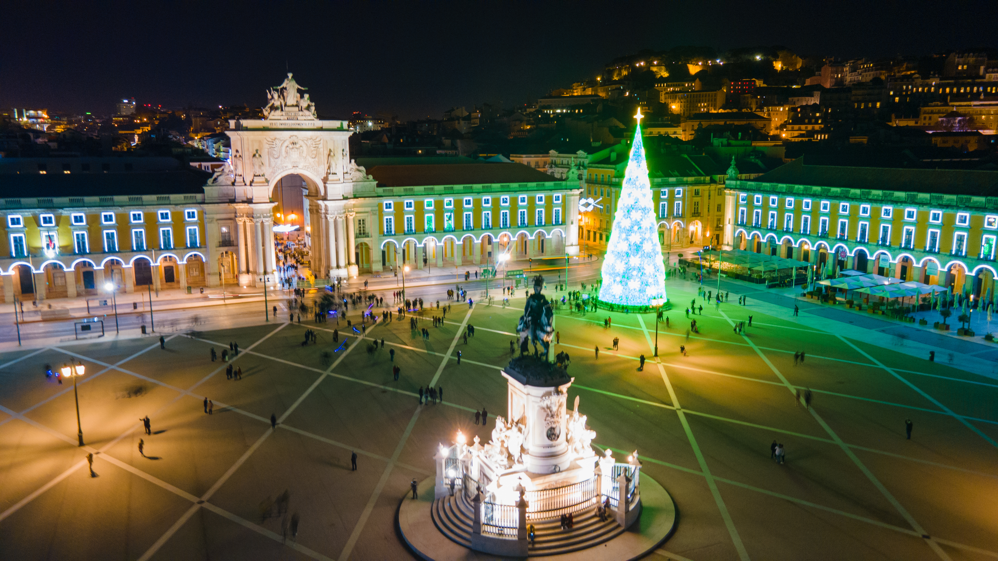 Praça do Comércio i Lissabon set fra luften med festlig julebelysning, juletræ og smukke historiske bygninger oplyst om natten