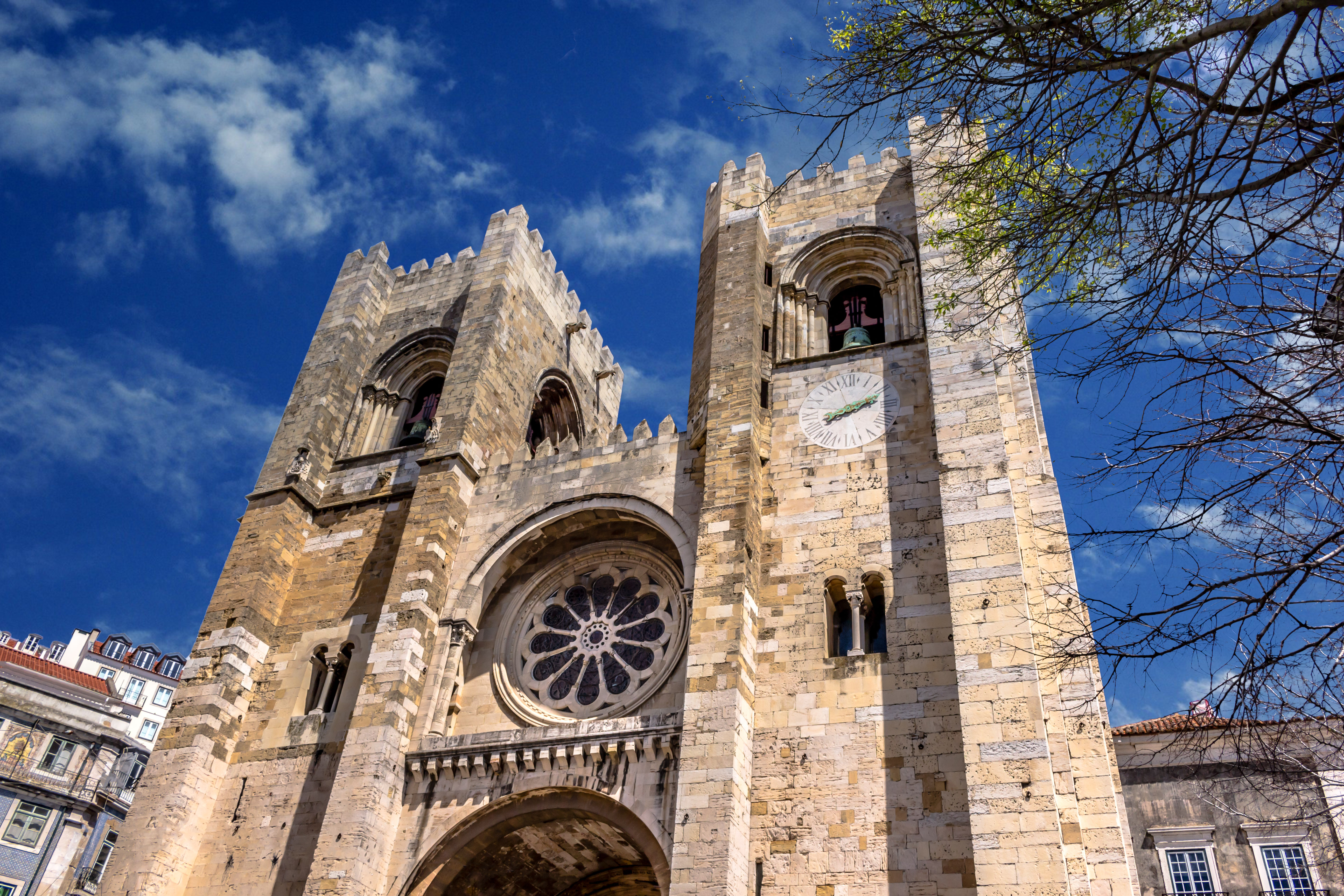 Middelalderlig katedral i Lissabon med karakteristiske tvillingetaarne