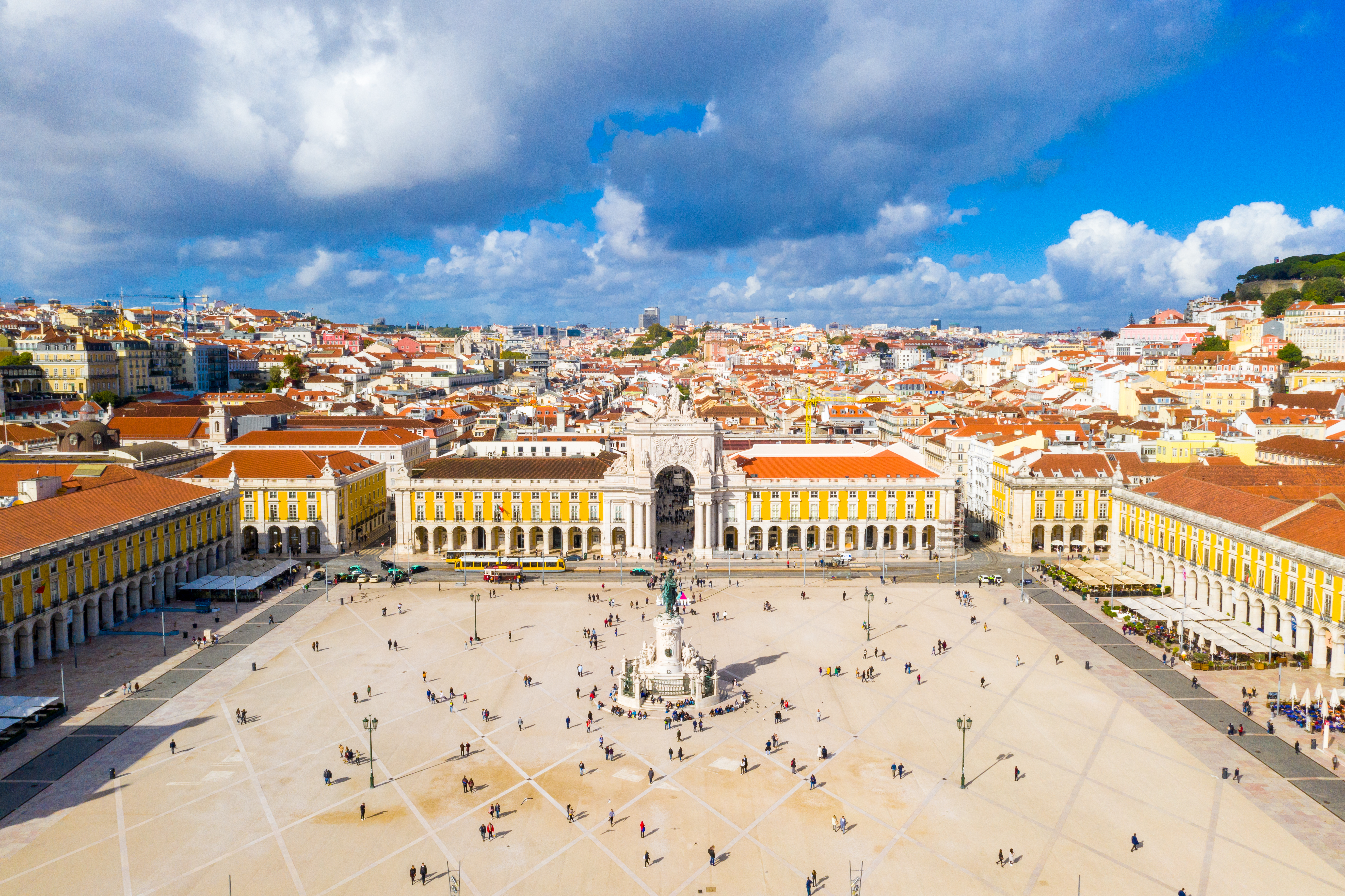 Kongelig plads i Lissabon Portugal med klassisk portugisisk arkitektur og blå himmel
