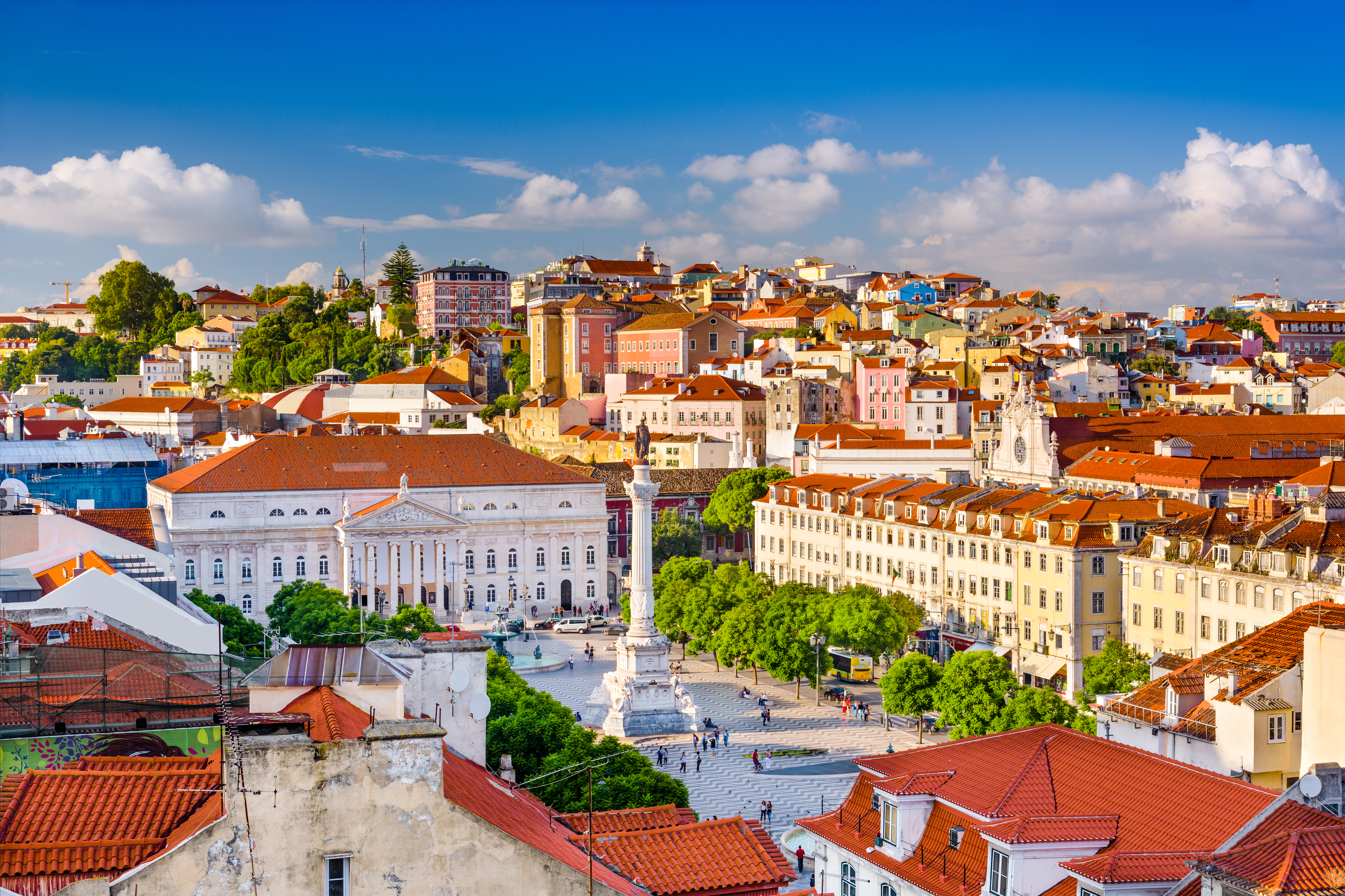 Fantastisk udsigt over den historiske Rossio-plads i Lissabon med traditionel Pombaline-arkitektur og smukke bygninger