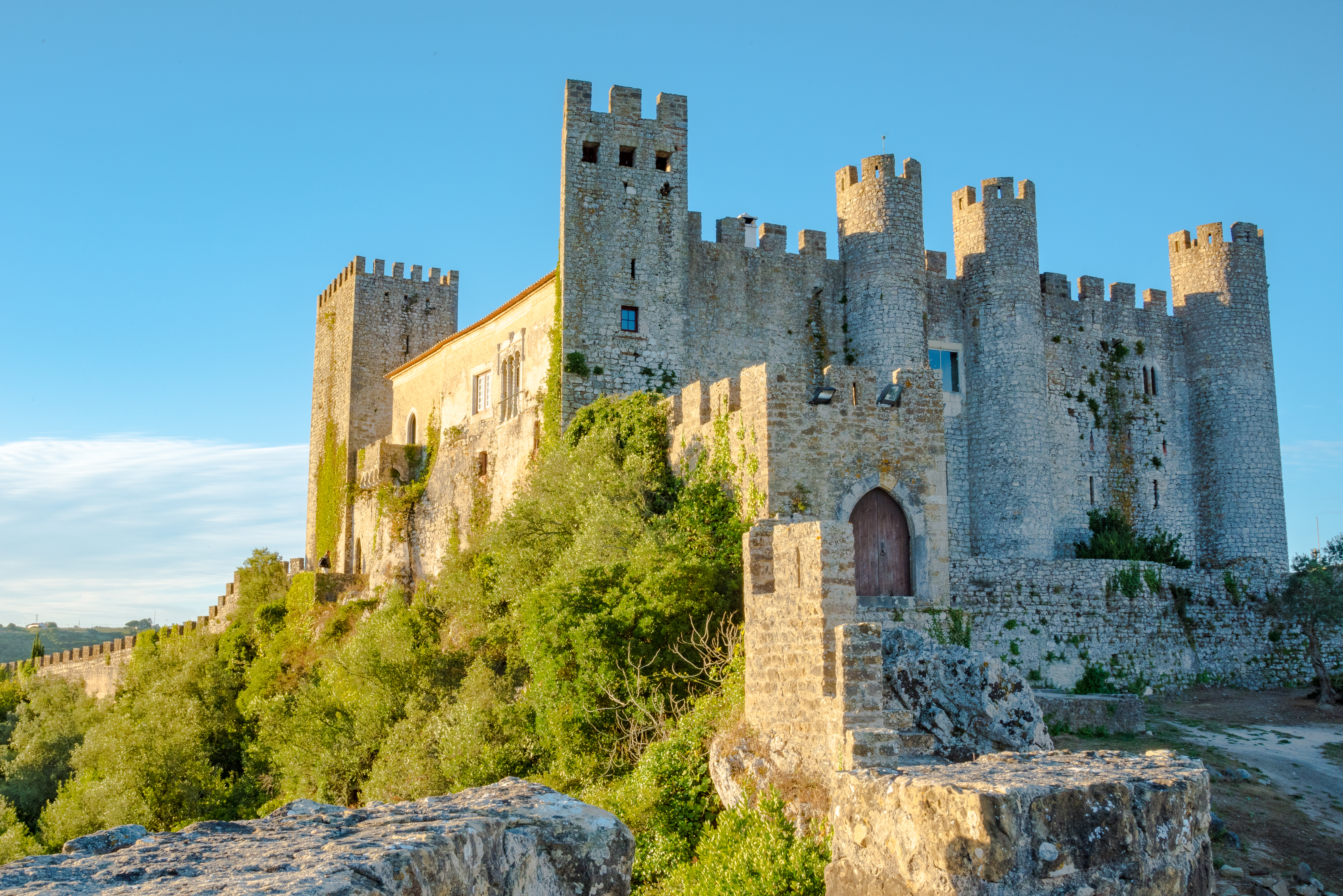 Imponerende middelalderslot med stentårne og fæstningsmure i Portugal