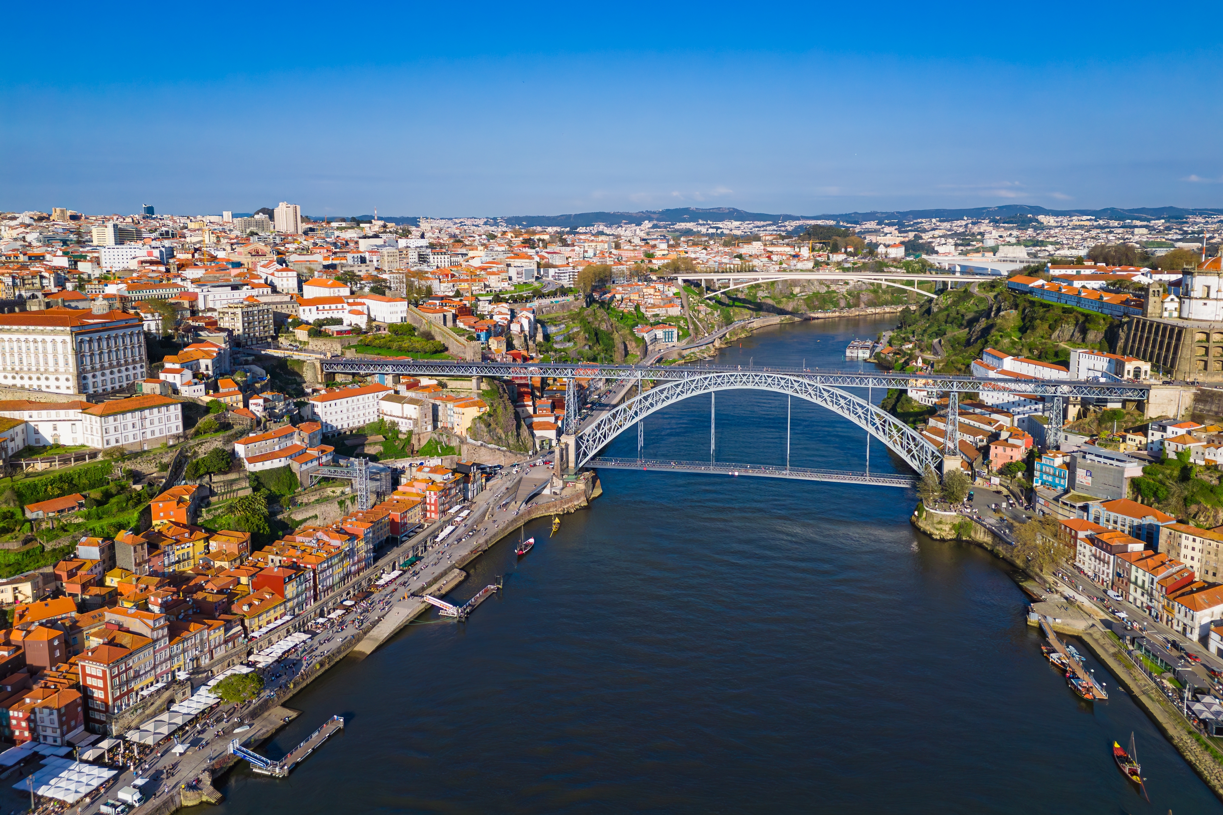 Porto bymidte med berømte Dom Luis bro og farverige huse langs floden