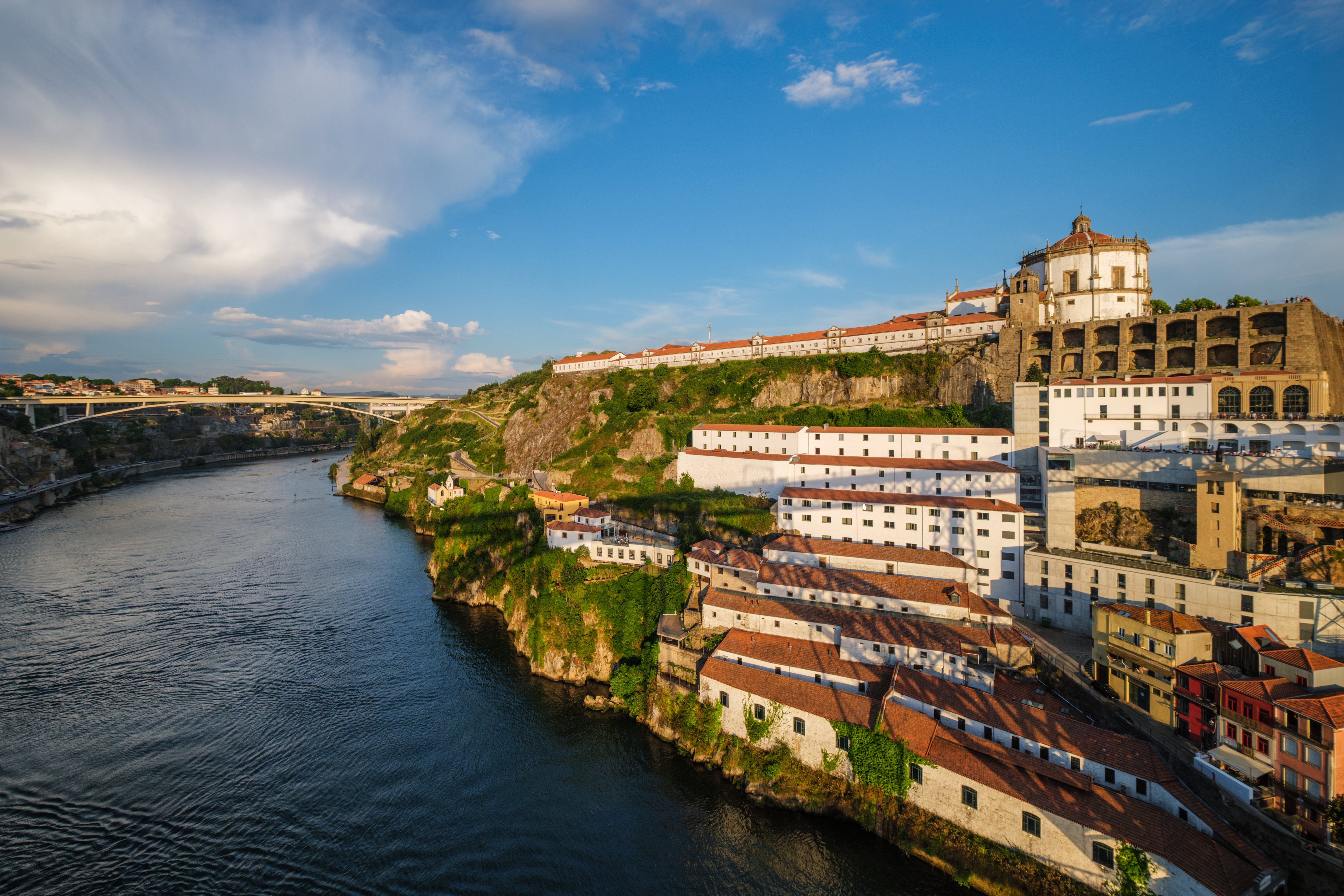 Imponerende panoramaudsigt over Porto og Vila Nova de Gaia med Douro-floden og det majestætiske Serra do Pilar kloster i aftenlys