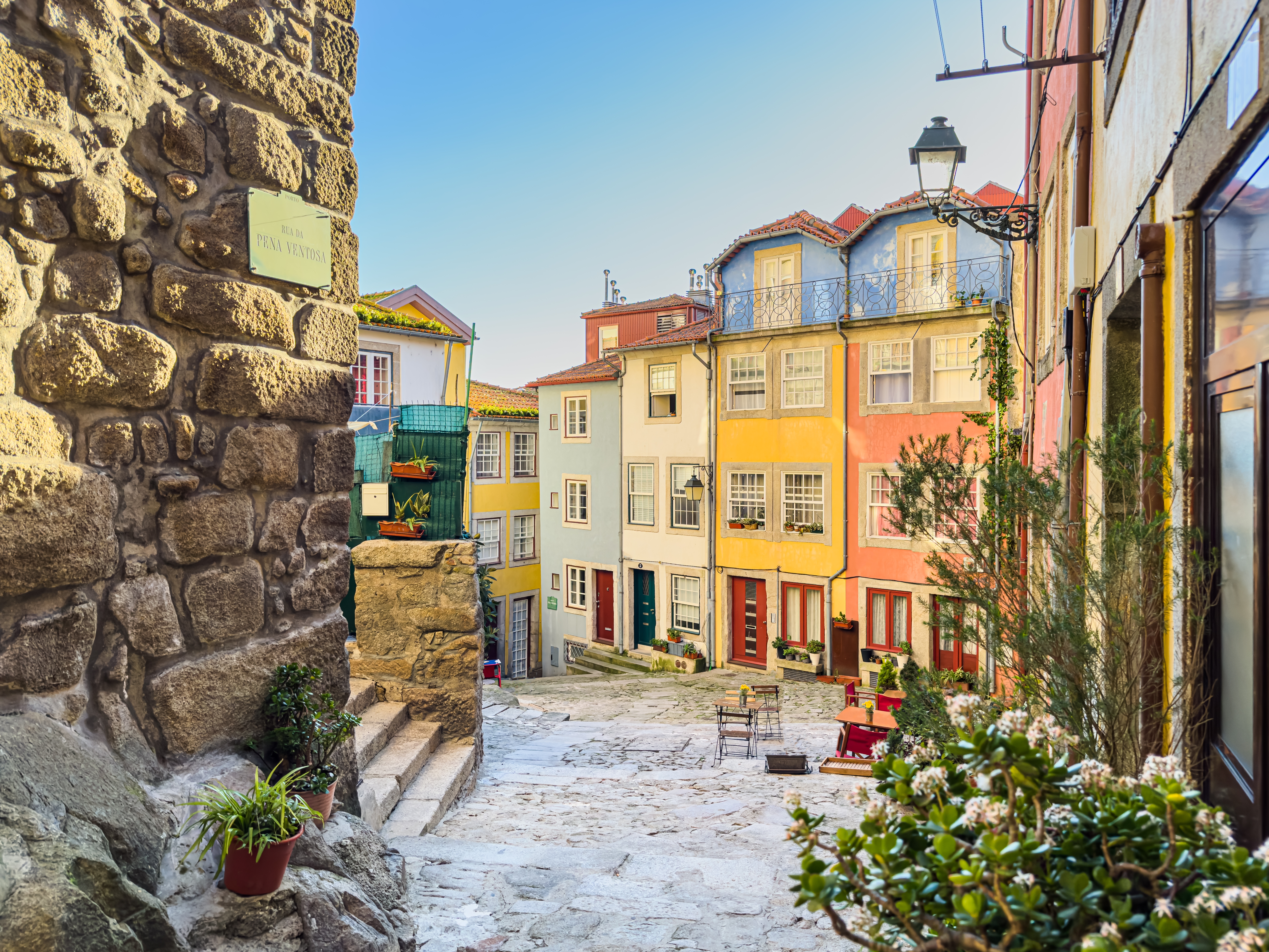Autentiske portugisiske huse og middelalderlig stenmur i Porto gamle bydel