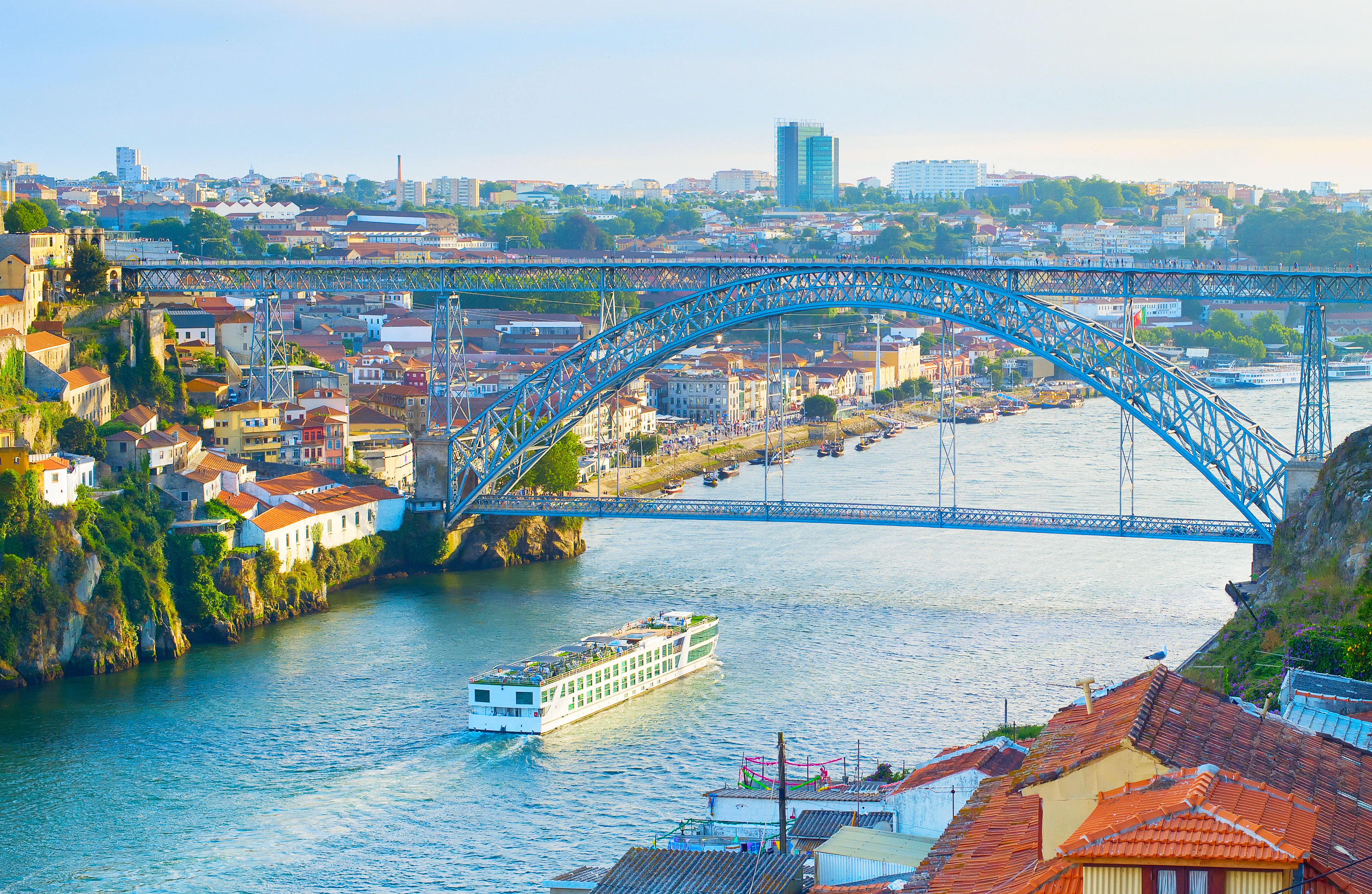 Pittoresk flodtur på Douro-floden i Porto med den berømte jernbro og charmerende bydel