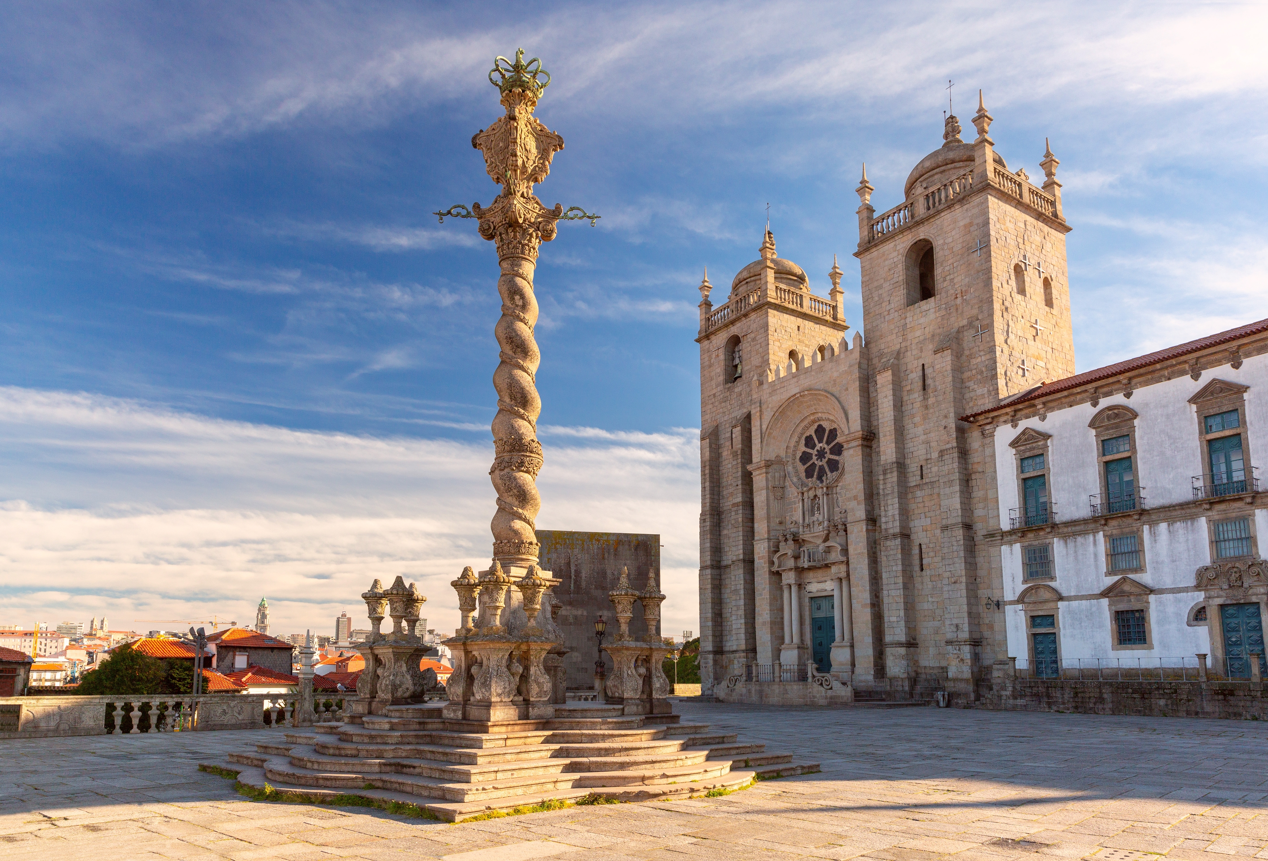 Portugal Porto Katedral med tårne på solinddysset plads