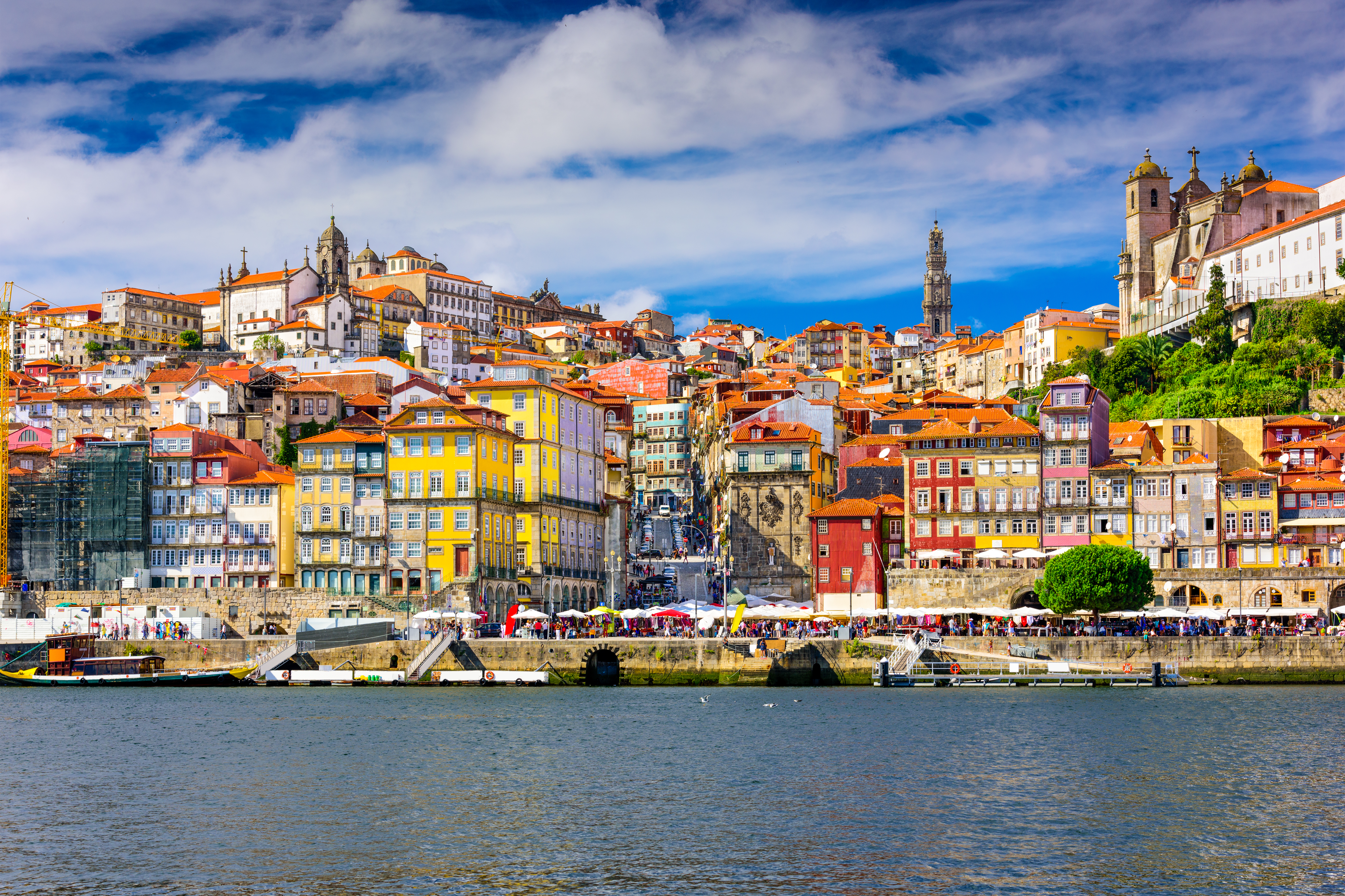 Ribeira-bydelen i Porto set fra Douro-floden med karakteristiske portugisiske bygninger