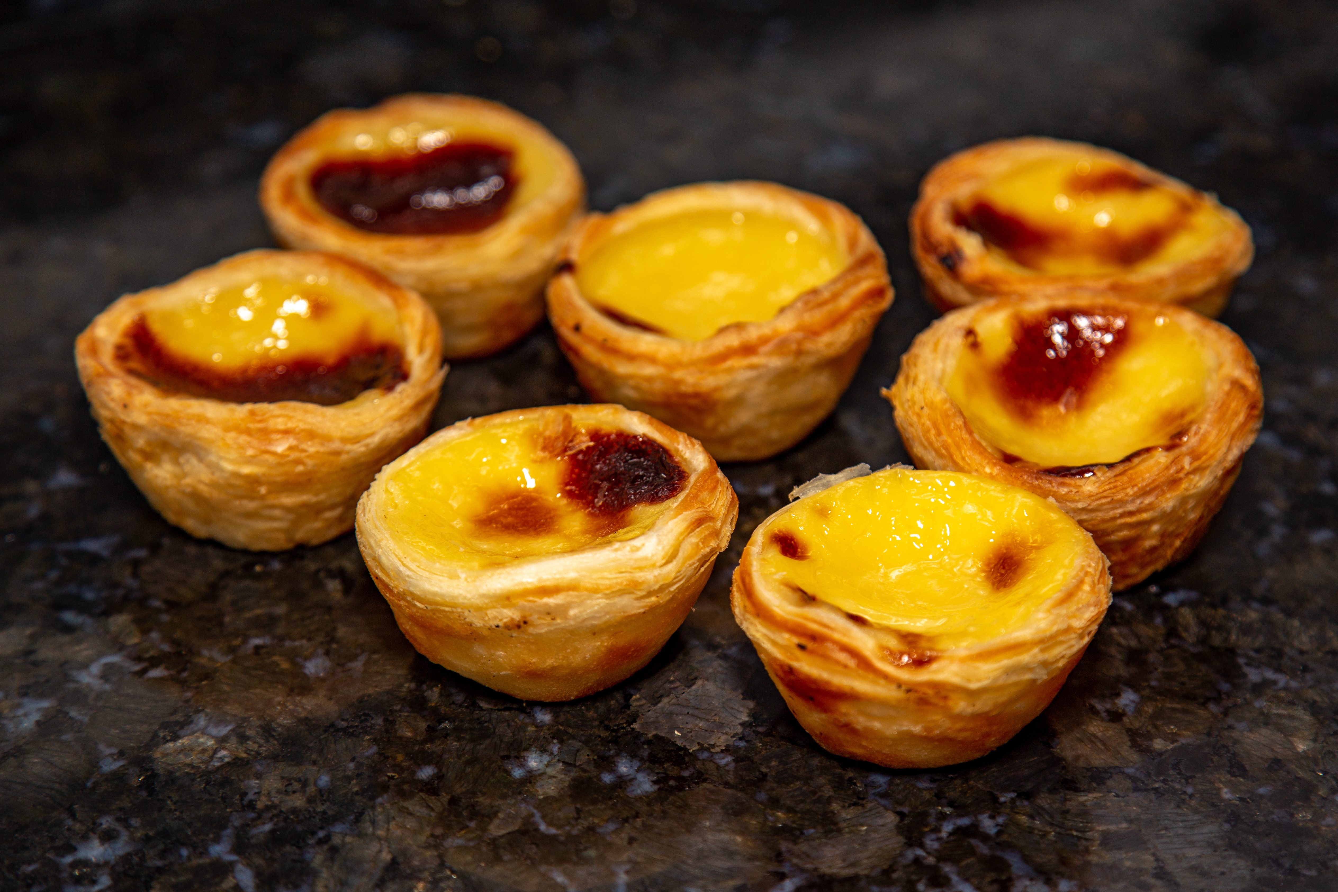 Portugisisk gastronomi - traditionelle pastéis de nata custard desserter
