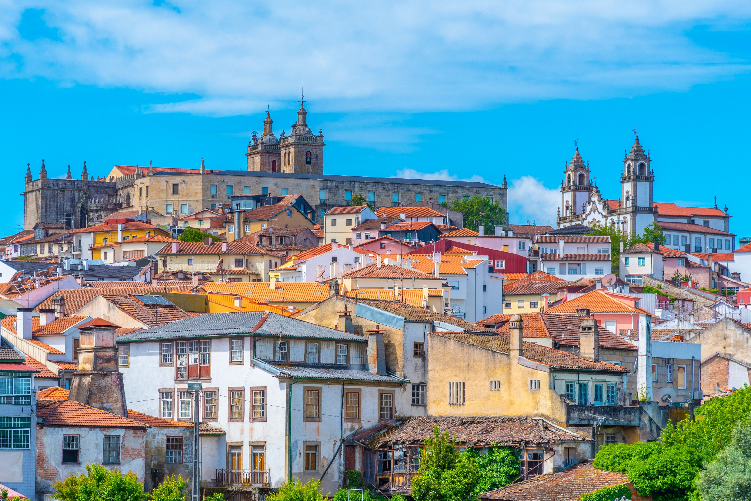 Luftudsigt over de historiske bygninger og farverige huse i Viseu Portugal