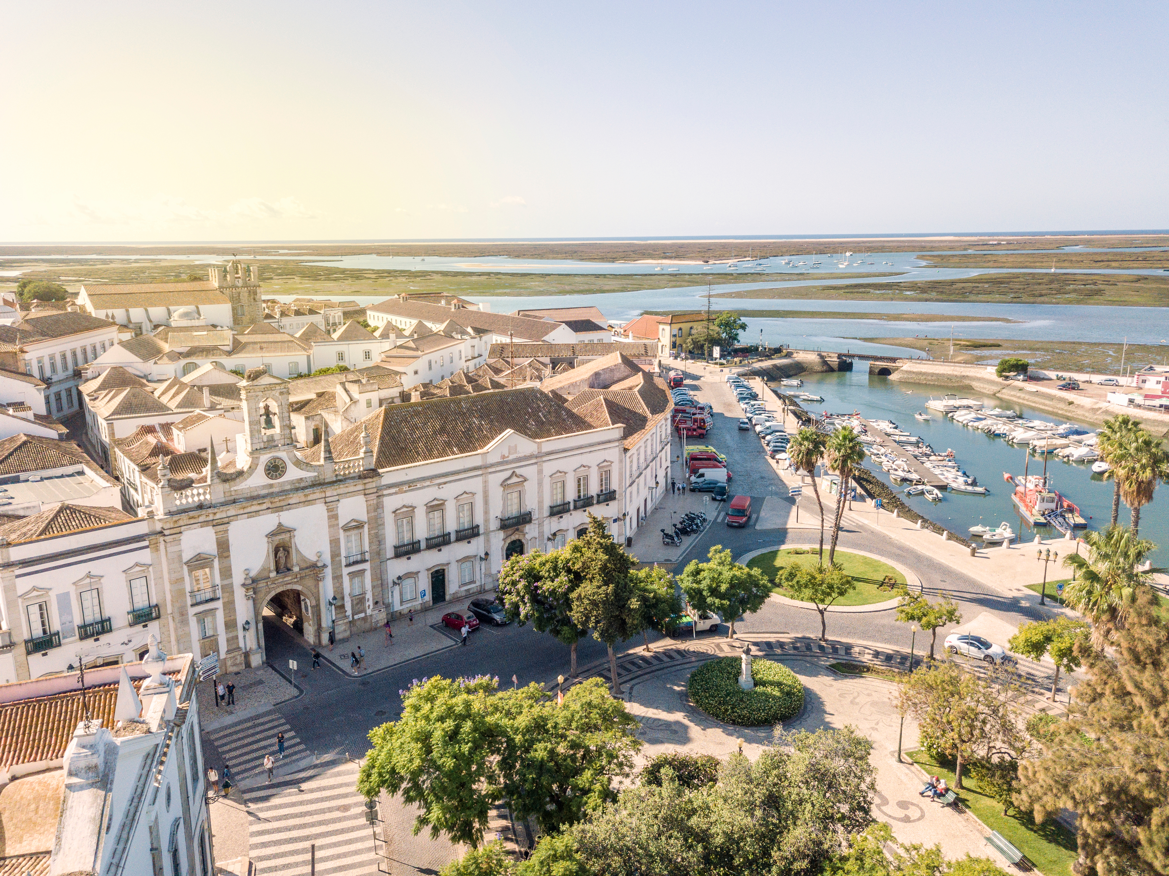 Faros historiske byport med klokketårn og karakteristisk portugisisk arkitektur i Algarve-regionens hovedstad ved Ria Formosa
