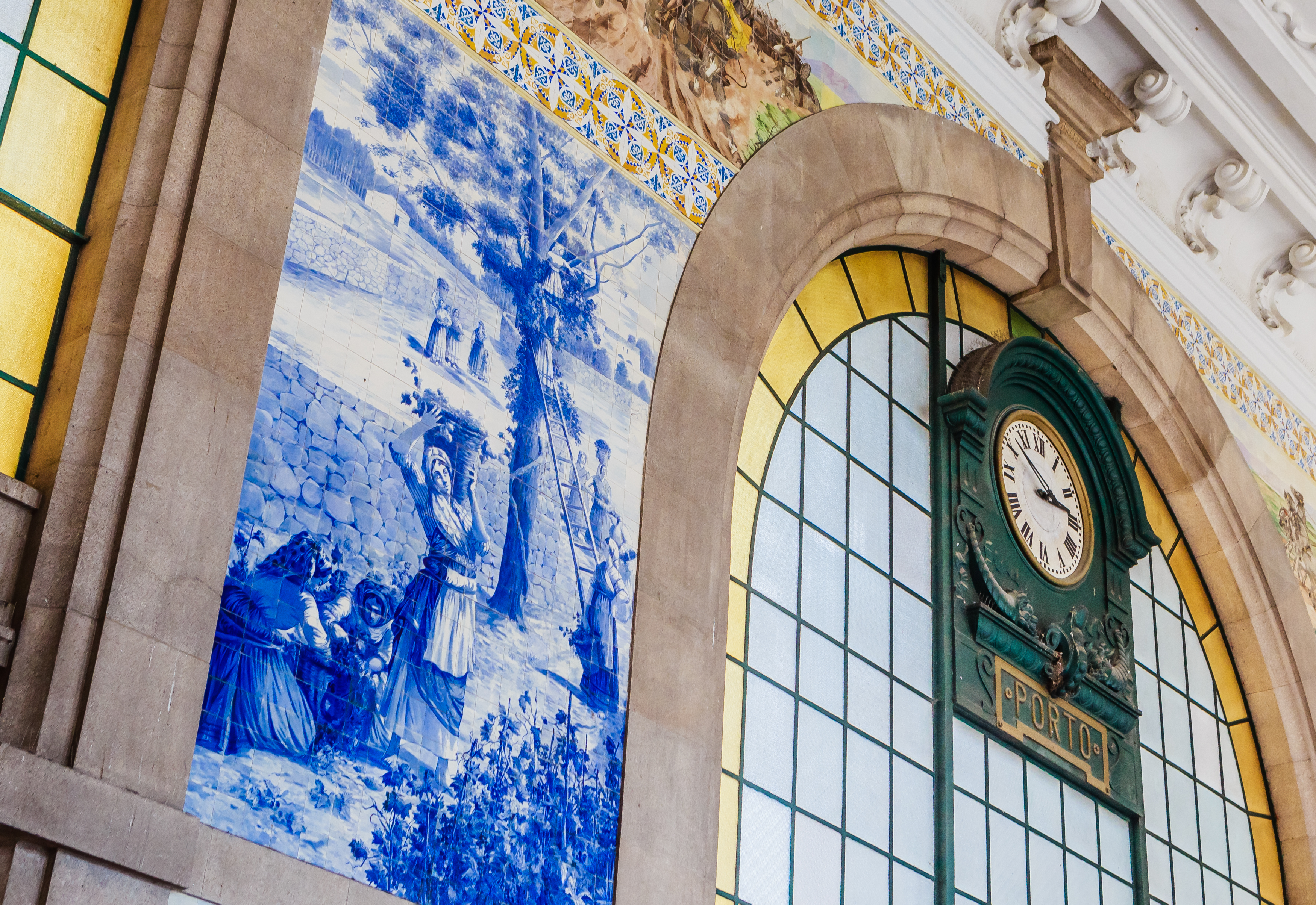 Traditionel portugisisk flisekunst med blå azulejos i São Bento jernbanestationen, et must-see kulturelt landemærke i Porto