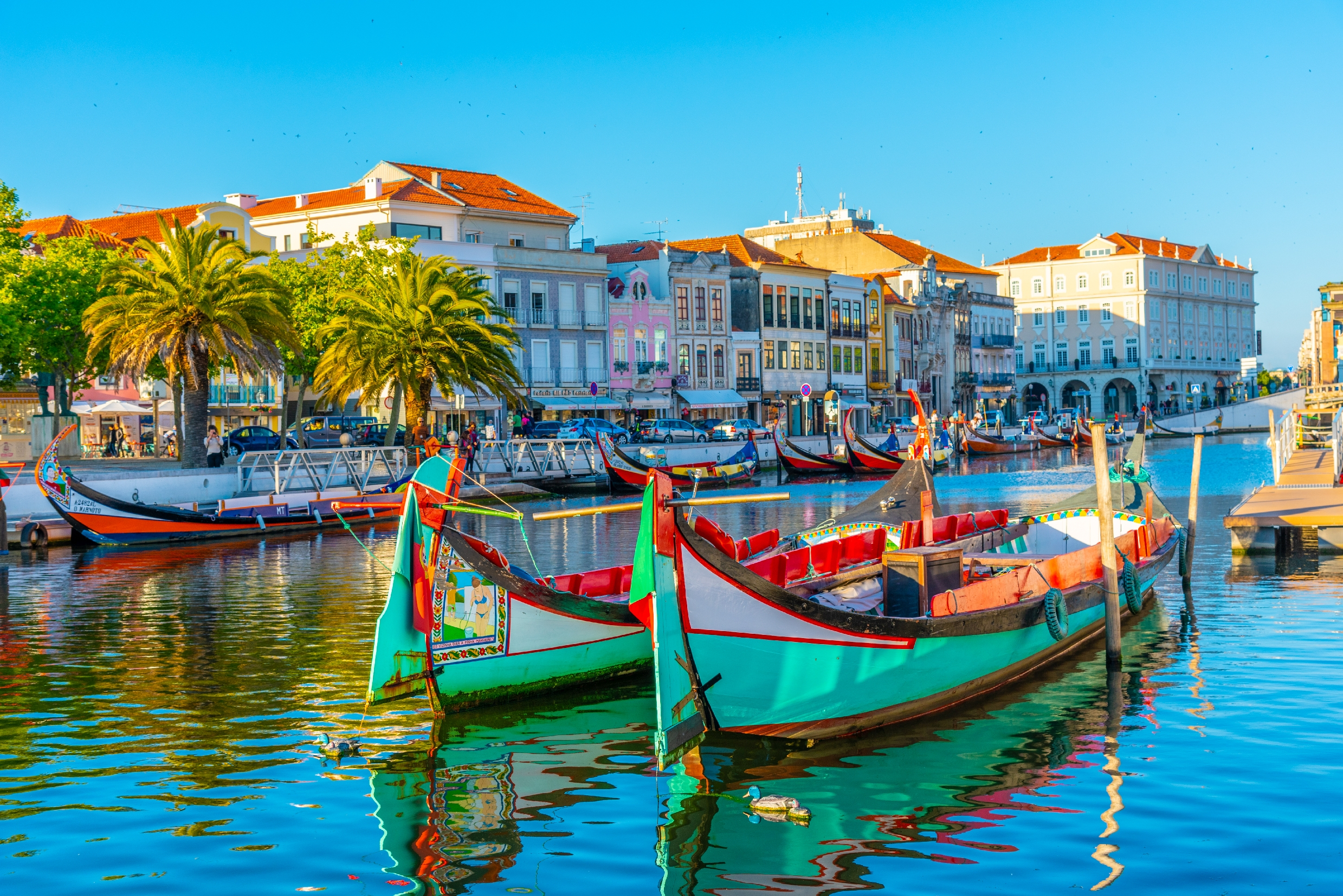 Smukke dekorerede moliceiro både ved Aveiro kanal under blå himmel i Portugal
