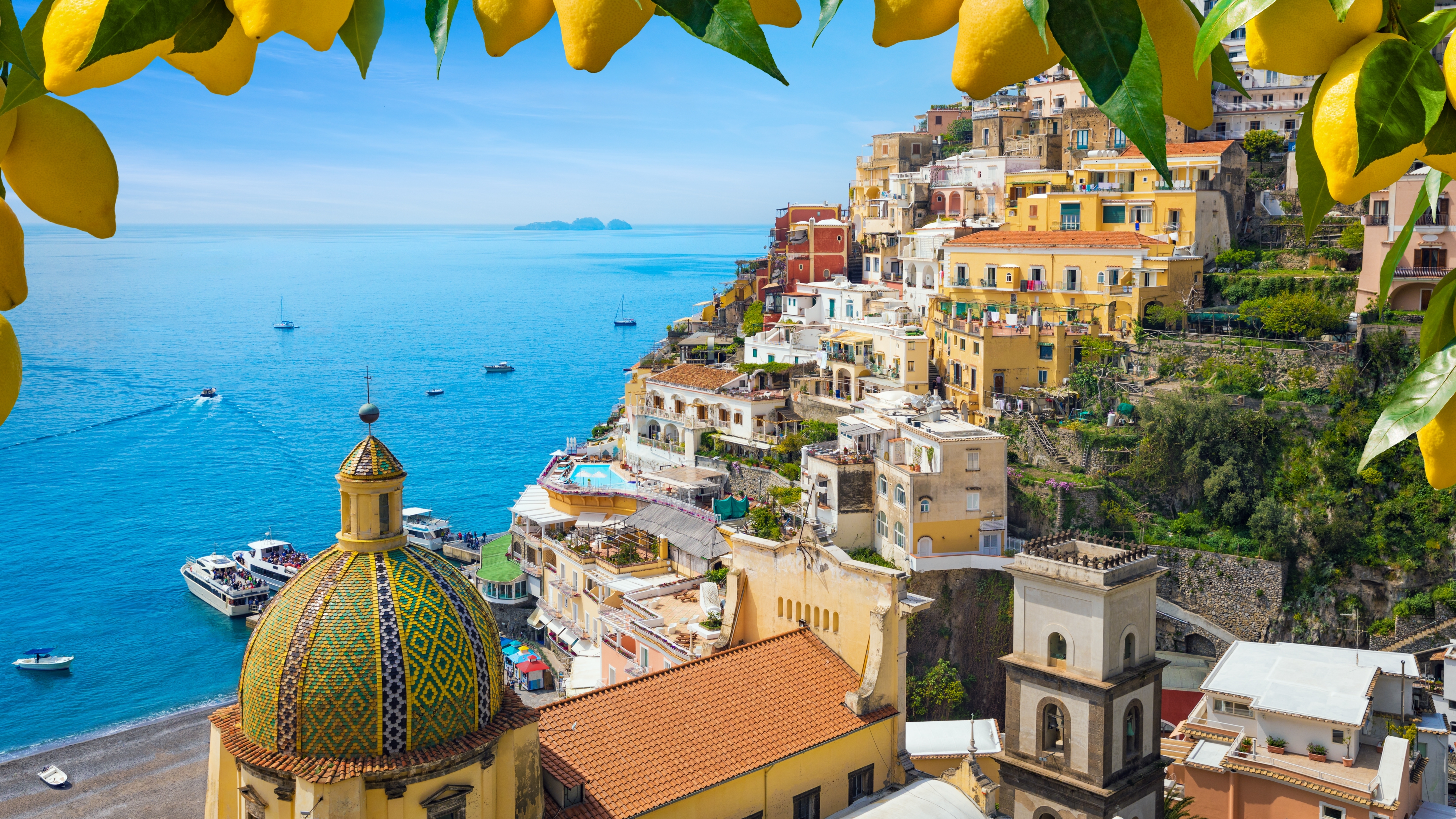 Positano på Amalfikysten med klippehuse og blå havudsigt.