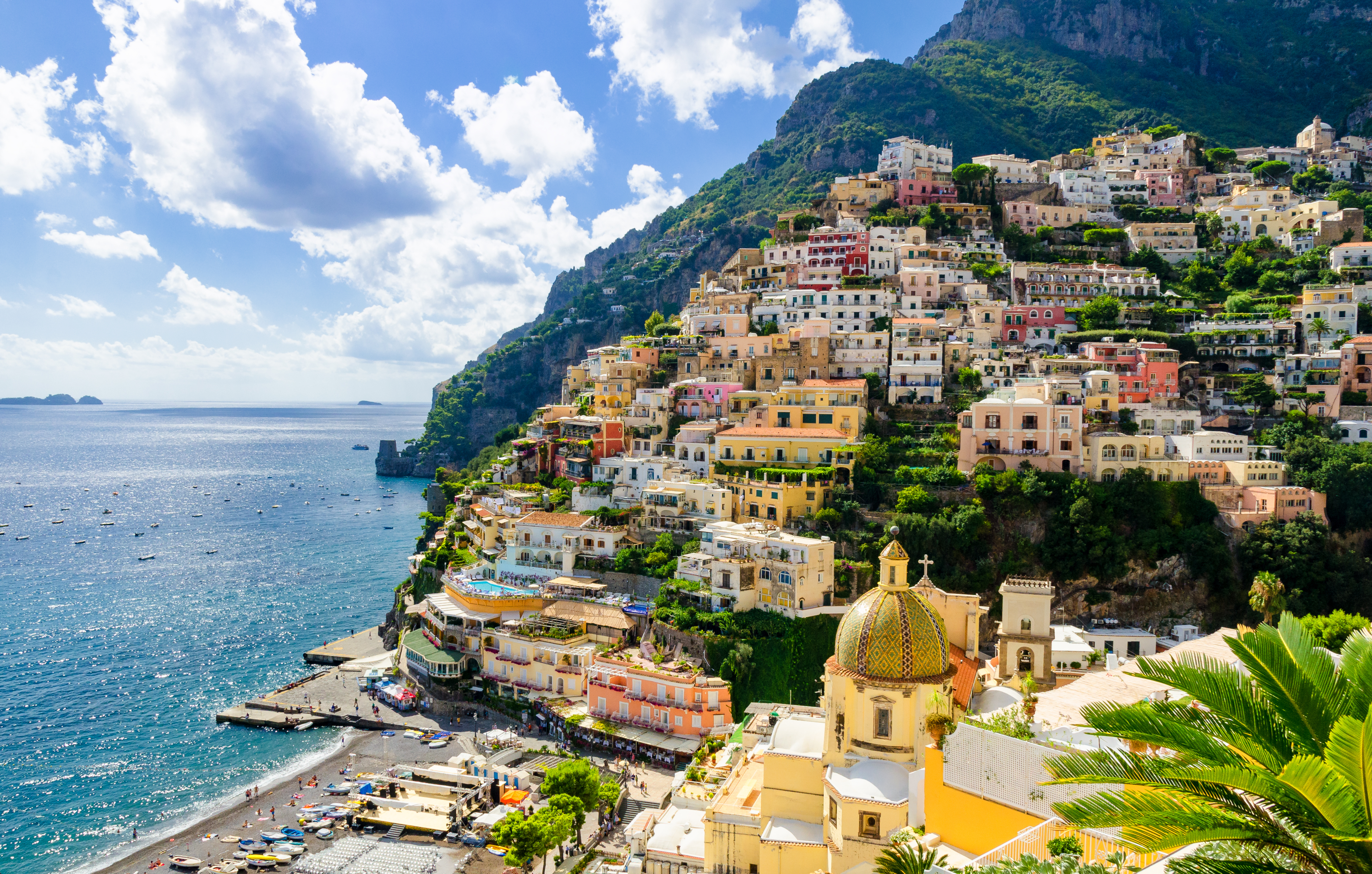 Den berømte klippeby Positano på Amalfi-kysten med farvestrålende huse, middelhavsudsigt og charmerende arkitektur