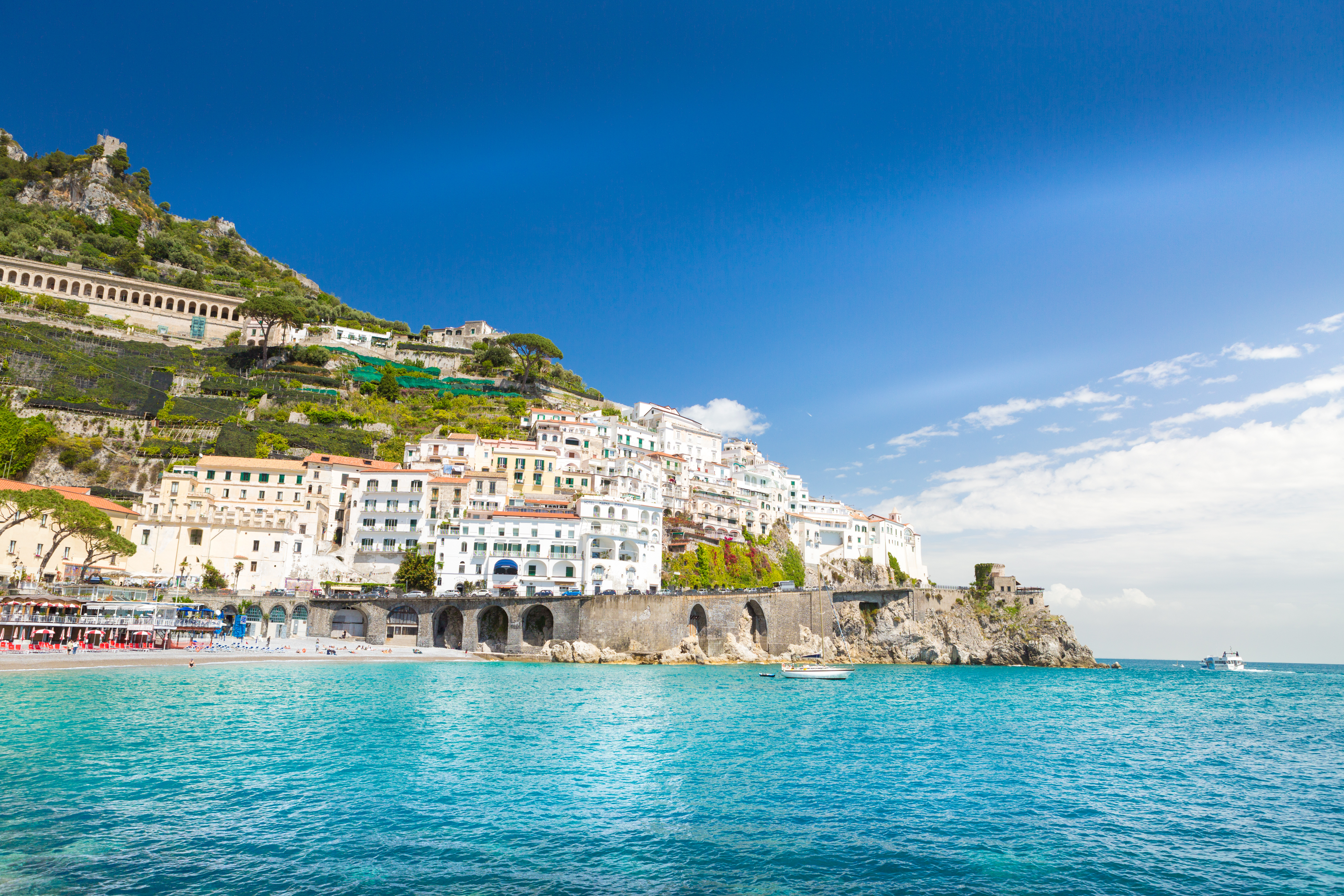 Malerisk italiensk kystlandskab ved Amalfi med hvide mediterrane bygninger på stejle klipper