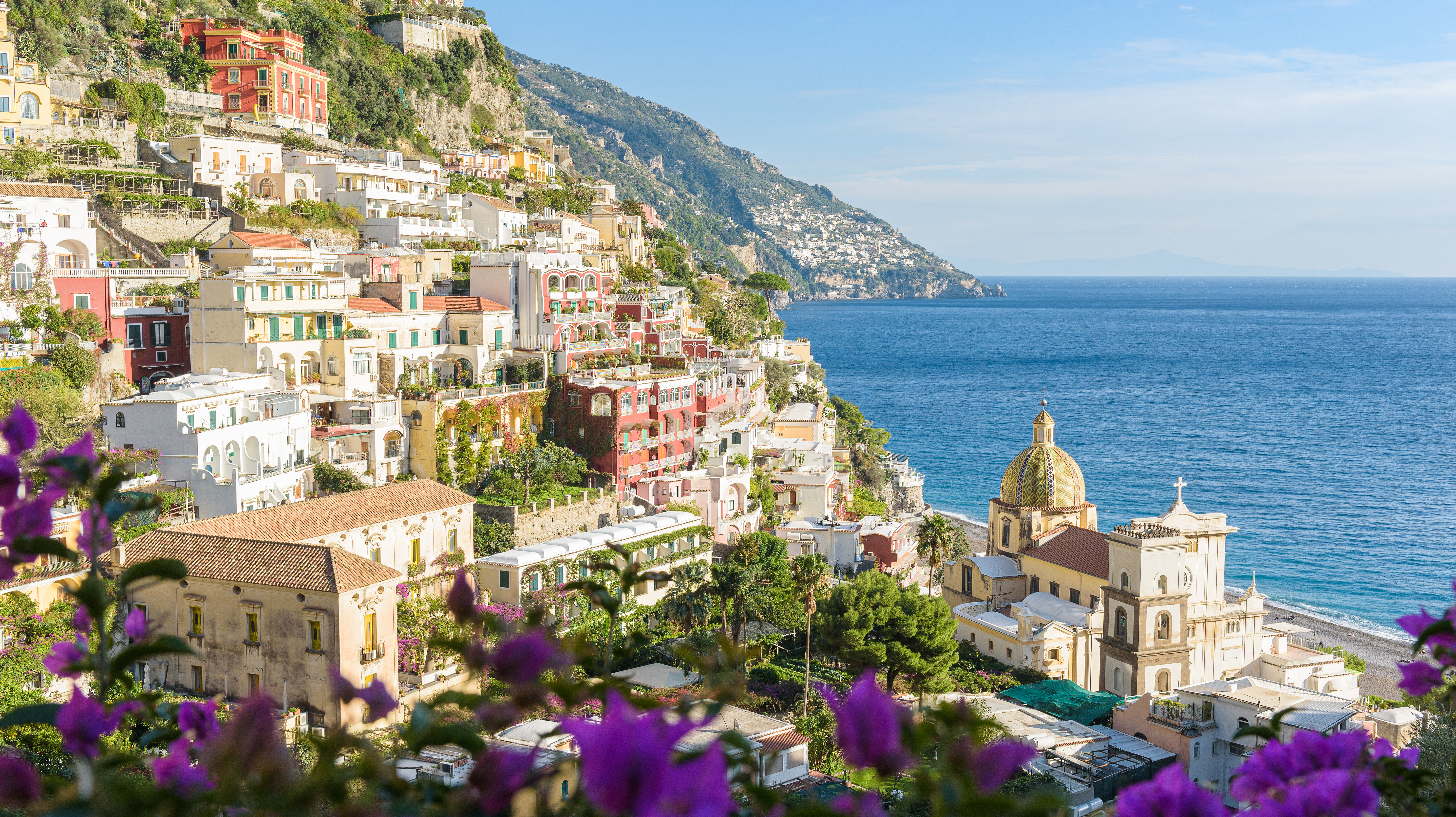 Positano paa Amalfikysten med karakteristiske farverige bygninger og blaa hav