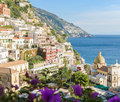 Positano paa Amalfikysten med karakteristiske farverige bygninger og blaa hav