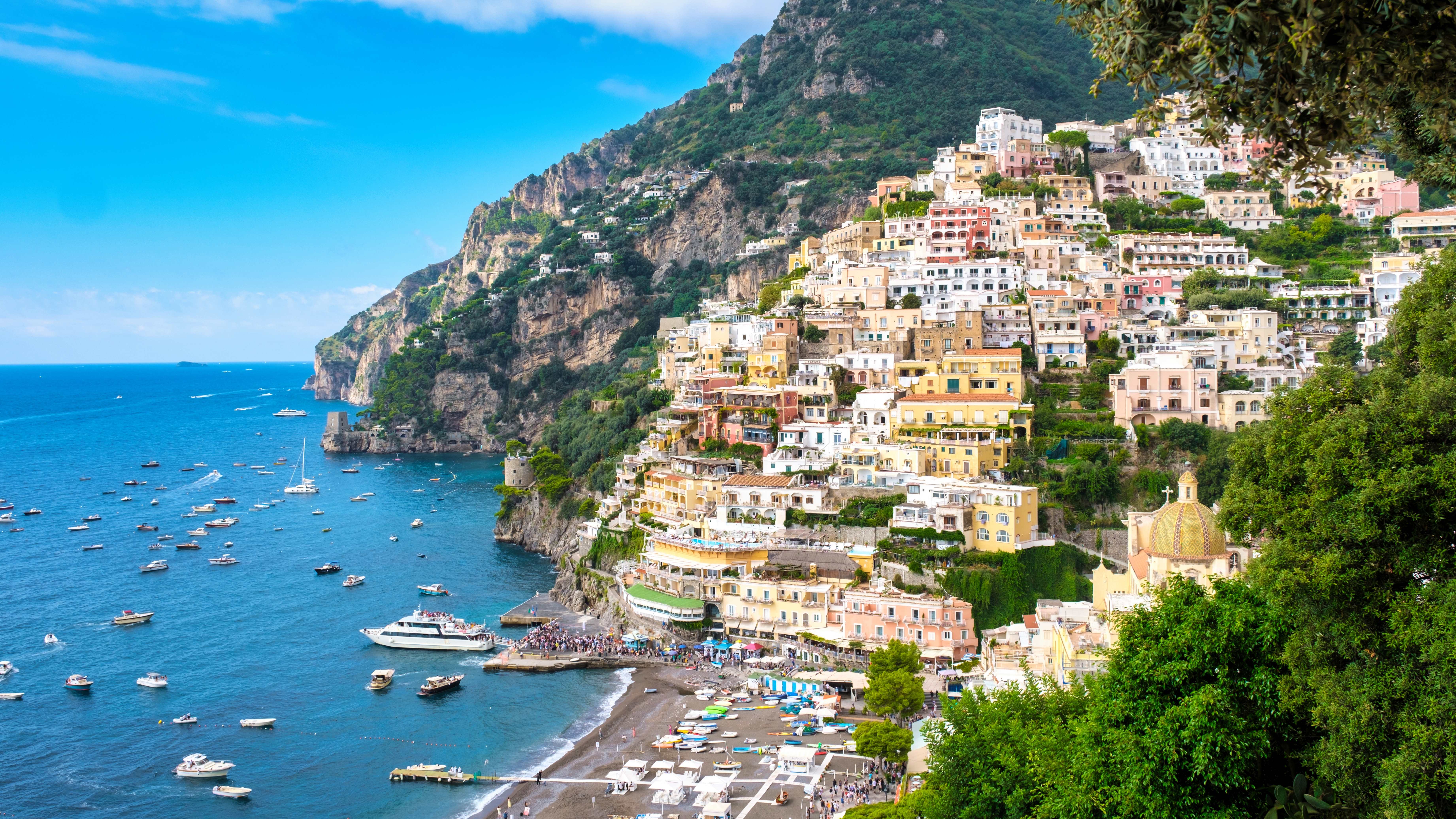 Positano på Amalfi-kysten - Italiens perle med farverige huse kaskadende ned mod havet
