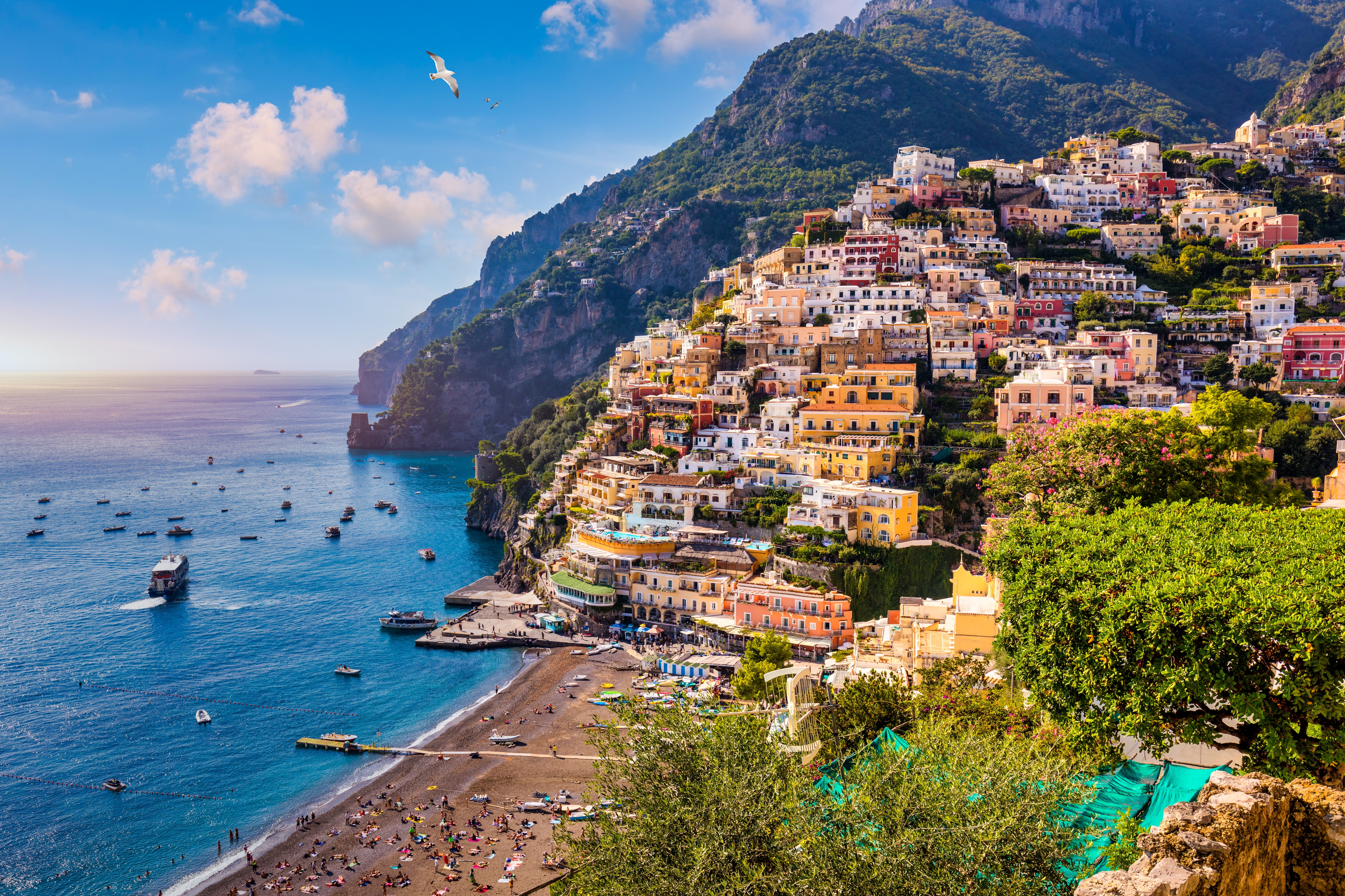 Idylliske Positano ved Amalfi-kysten med pastelfarvet arkitektur og strand ved Middelhavet i Italien