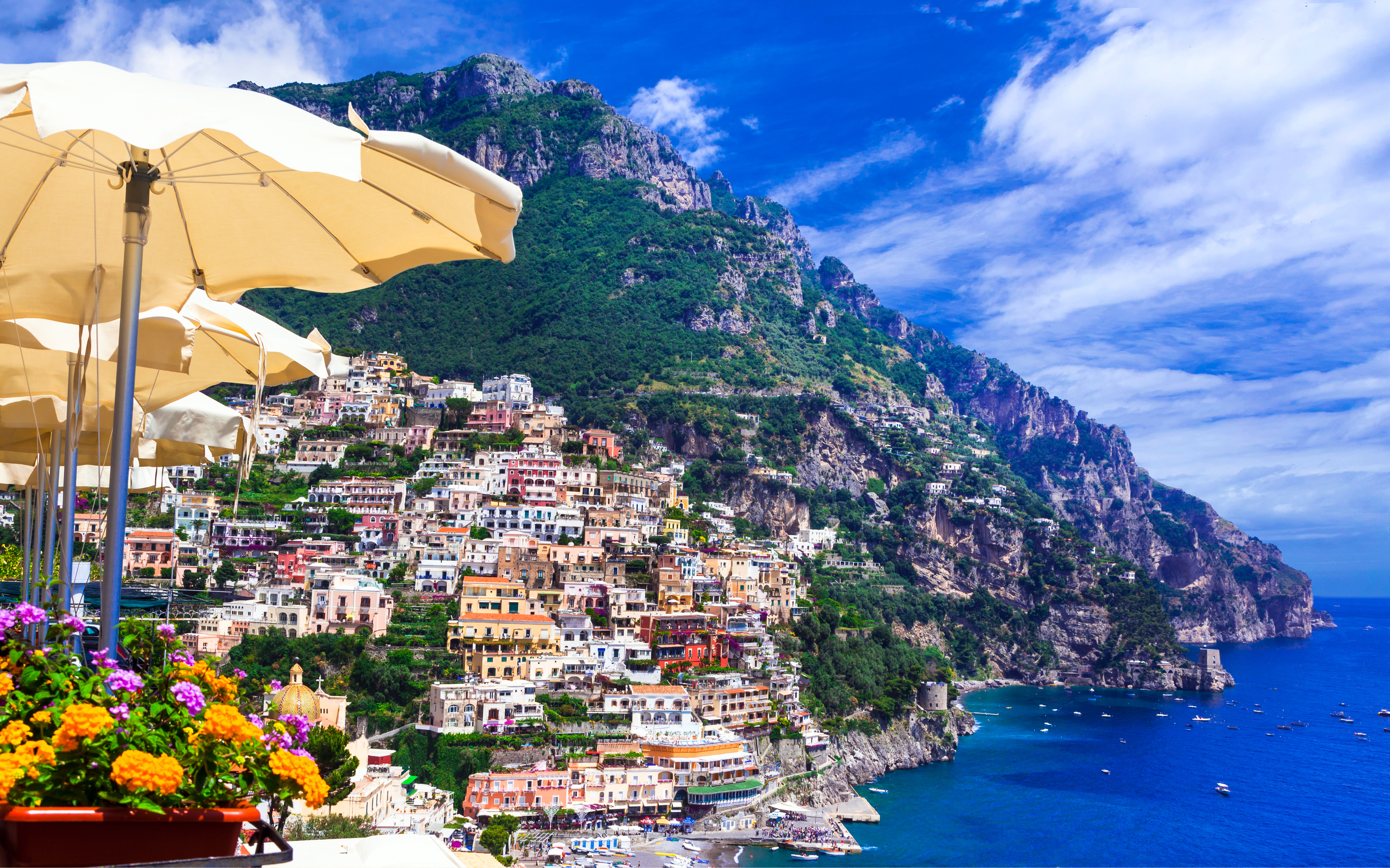 Imponerende udsigt over den luksuriøse feriedestination Positano på Amalfikysten i Italien, kendt for sin unikke arkitektur med farverige bygninger, der skråner ned mod det turkisblå hav