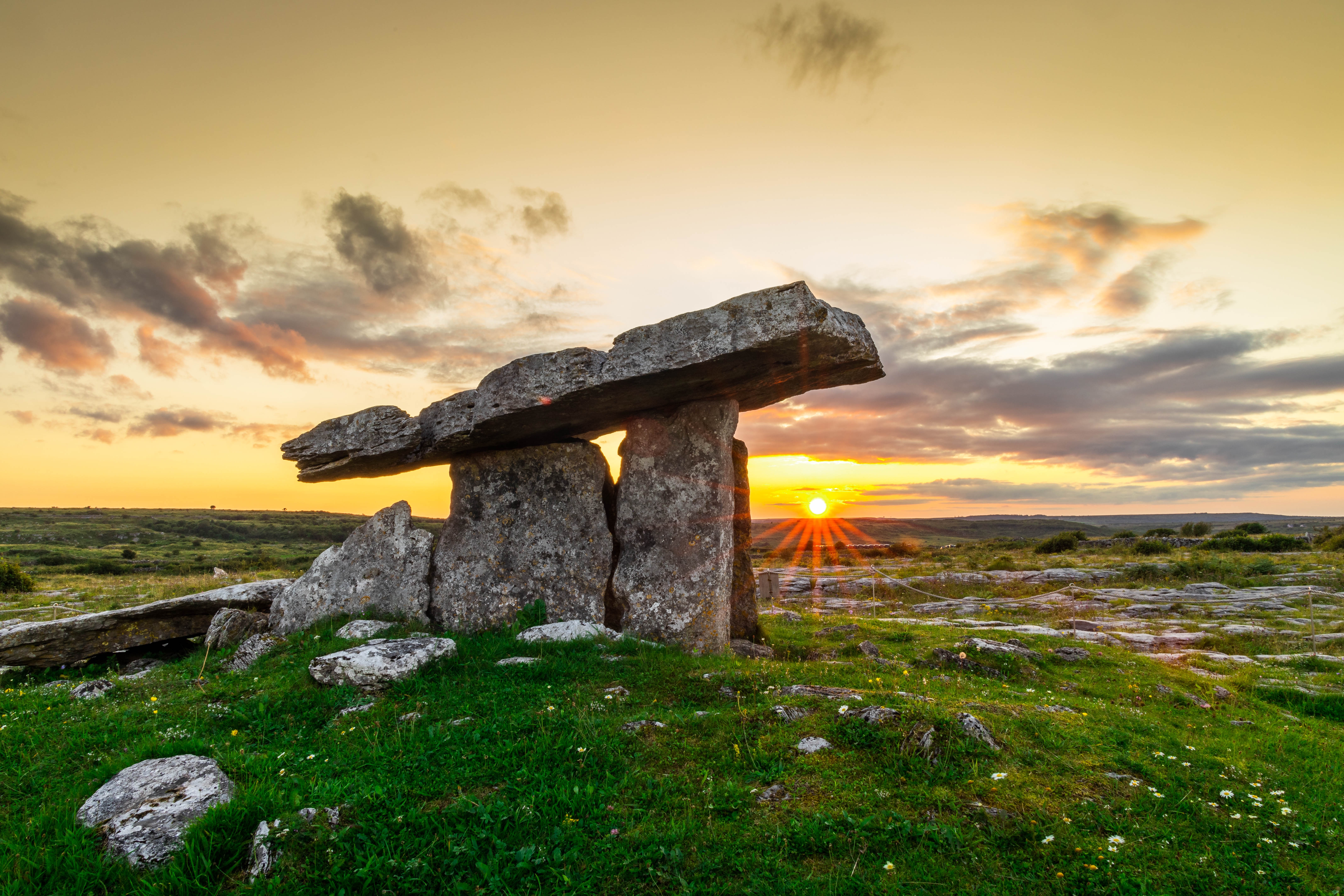 Poulnabrone dolmen i solnedgang ved The Burren i County Clare, Irland – en 5.000 år gammel portal grav omgivet af irsk natur