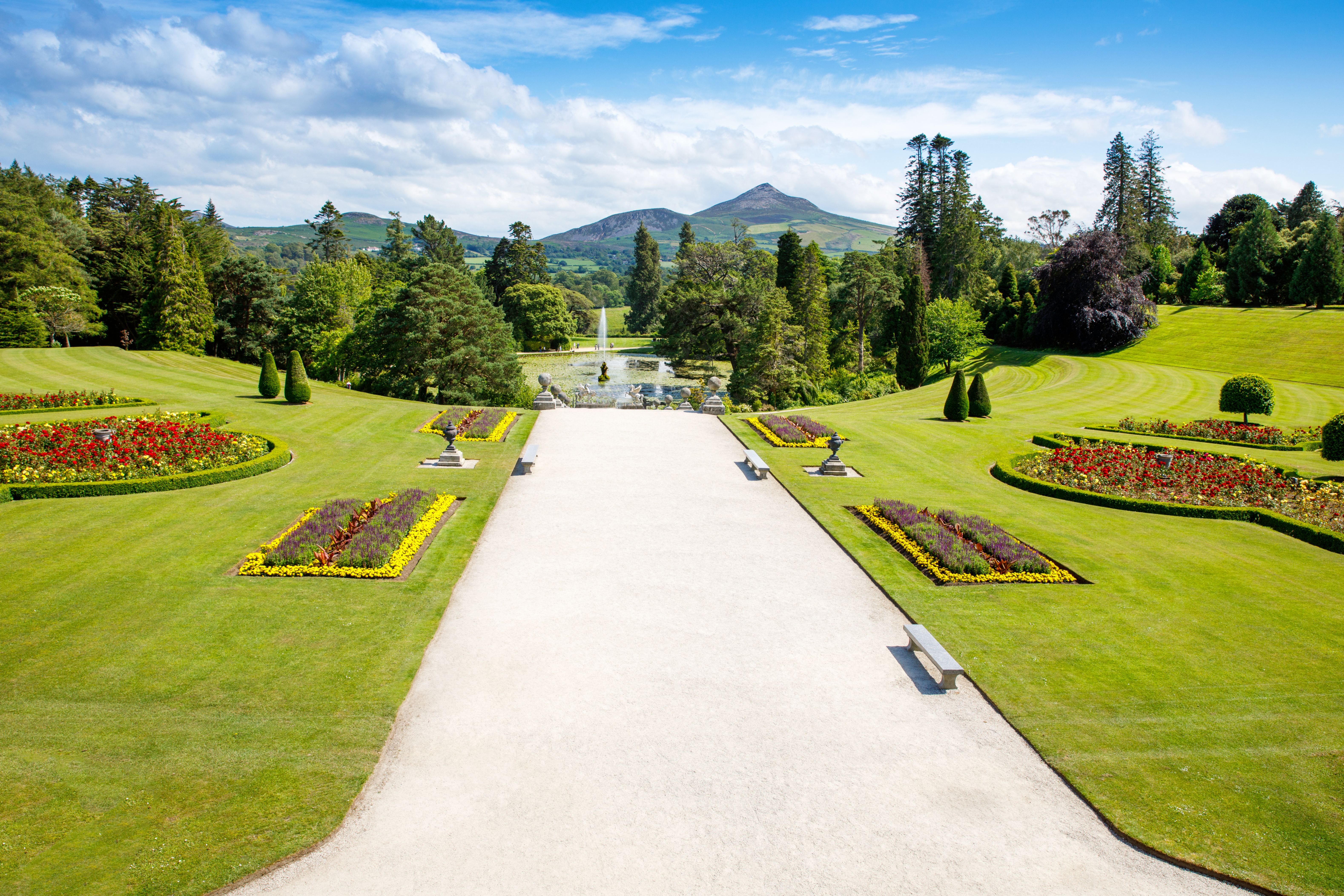 Smuk panoramaudsigt over Powerscourt Gardens i Enniskerry, Irland, med storslåede formelle haver, fontæne og Wicklow Mountains i baggrunden