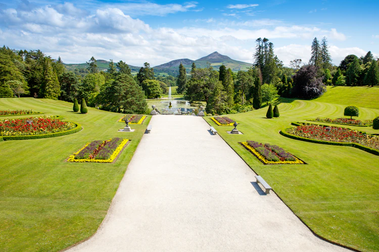 Smuk panoramaudsigt over Powerscourt Gardens i Enniskerry, Irland, med storslåede formelle haver, fontæne og Wicklow Mountains i baggrunden